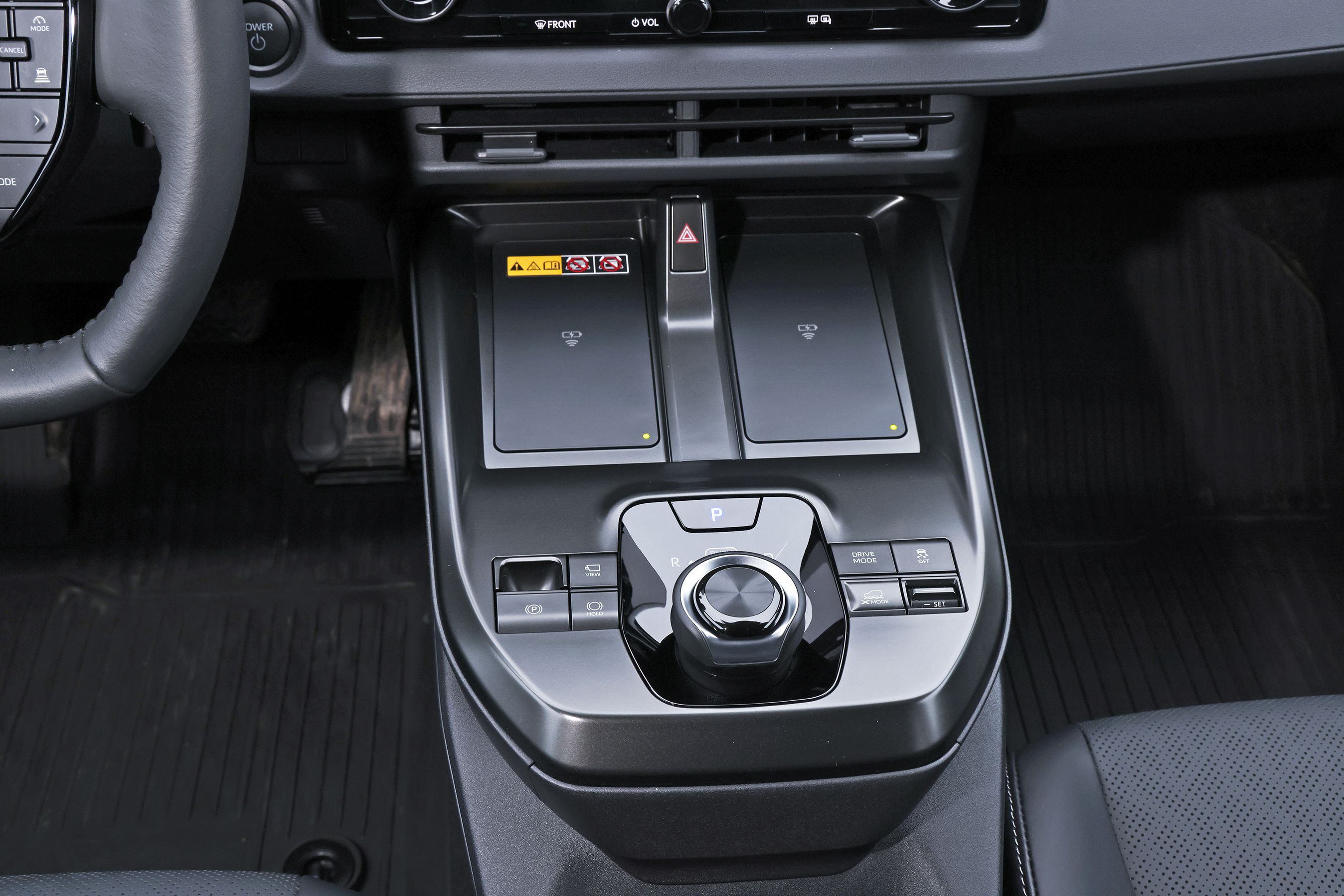 Mobilopladere og gearvælger i en Subaru Solterra