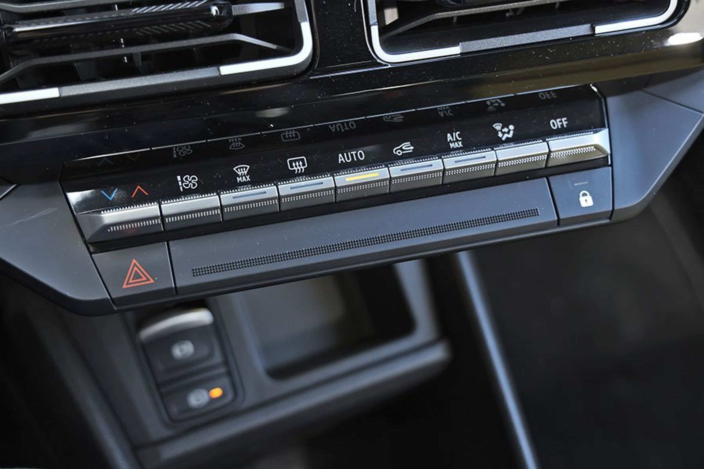 Knapper på række under skærmen i en Renault 5