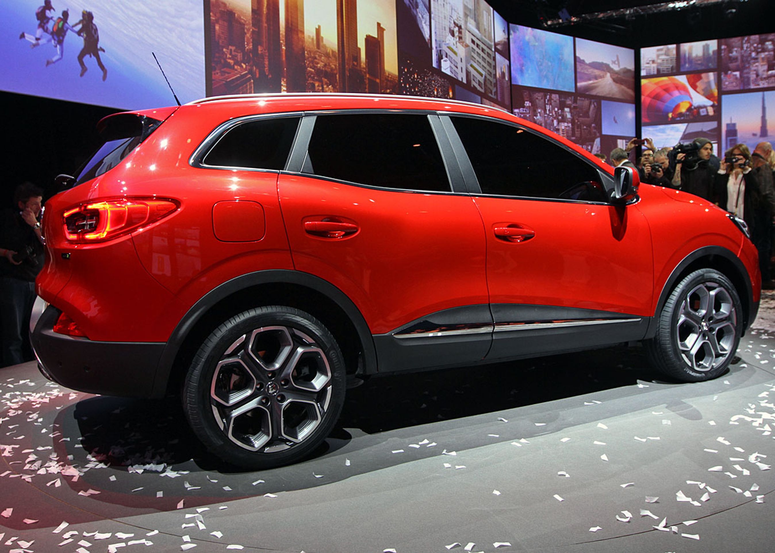 Kadjar er 4,45 meter lang og 1,84 m bred og 1,60 m høj, dvs. syv cm længere end Qashqai. Også akselafstanden er lidt større, siger Renault.