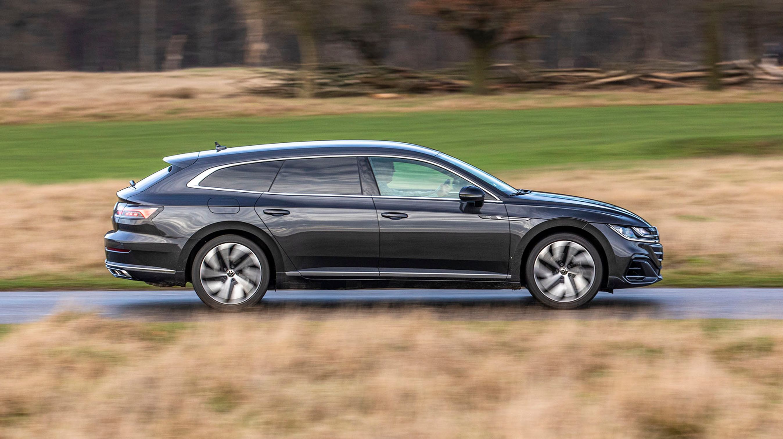 Arteon Shooting Brake er 10 cm længere end den Passat stationcar, som den deler teknik med. Med en længde på 487 cm er det dermed en meget langstrakt bil.