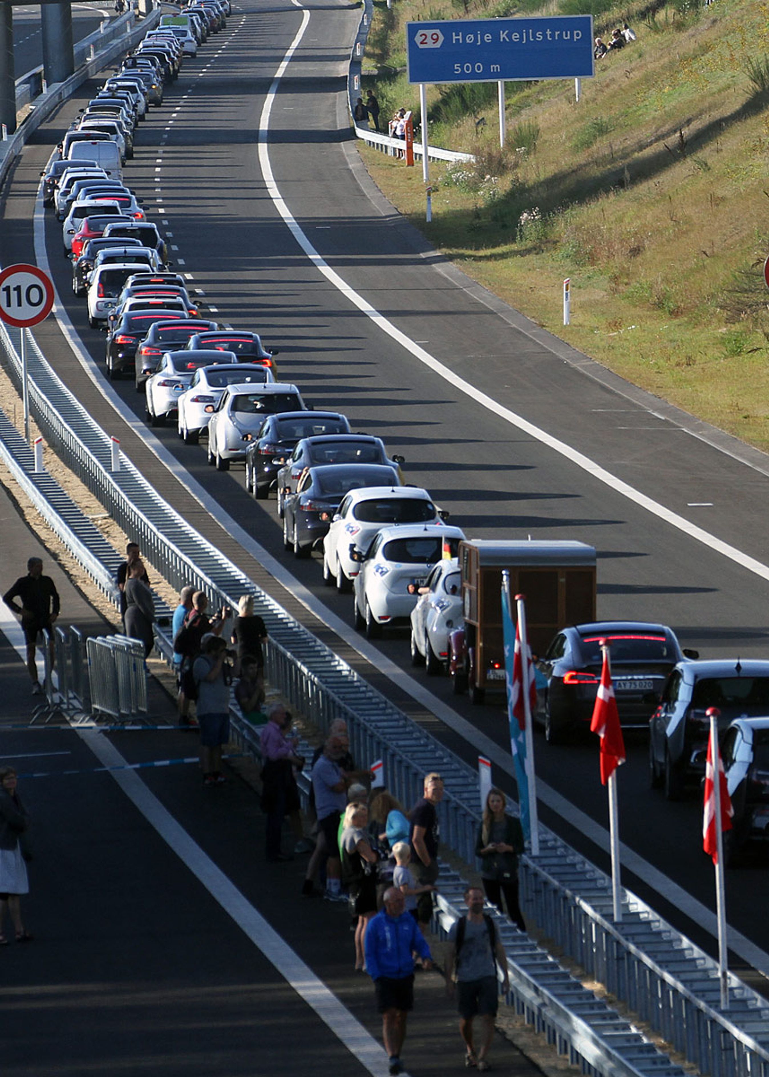 Første kø på Silkeborgmotorvejen. De 404 elbiler endte med at måtte holde i kø.