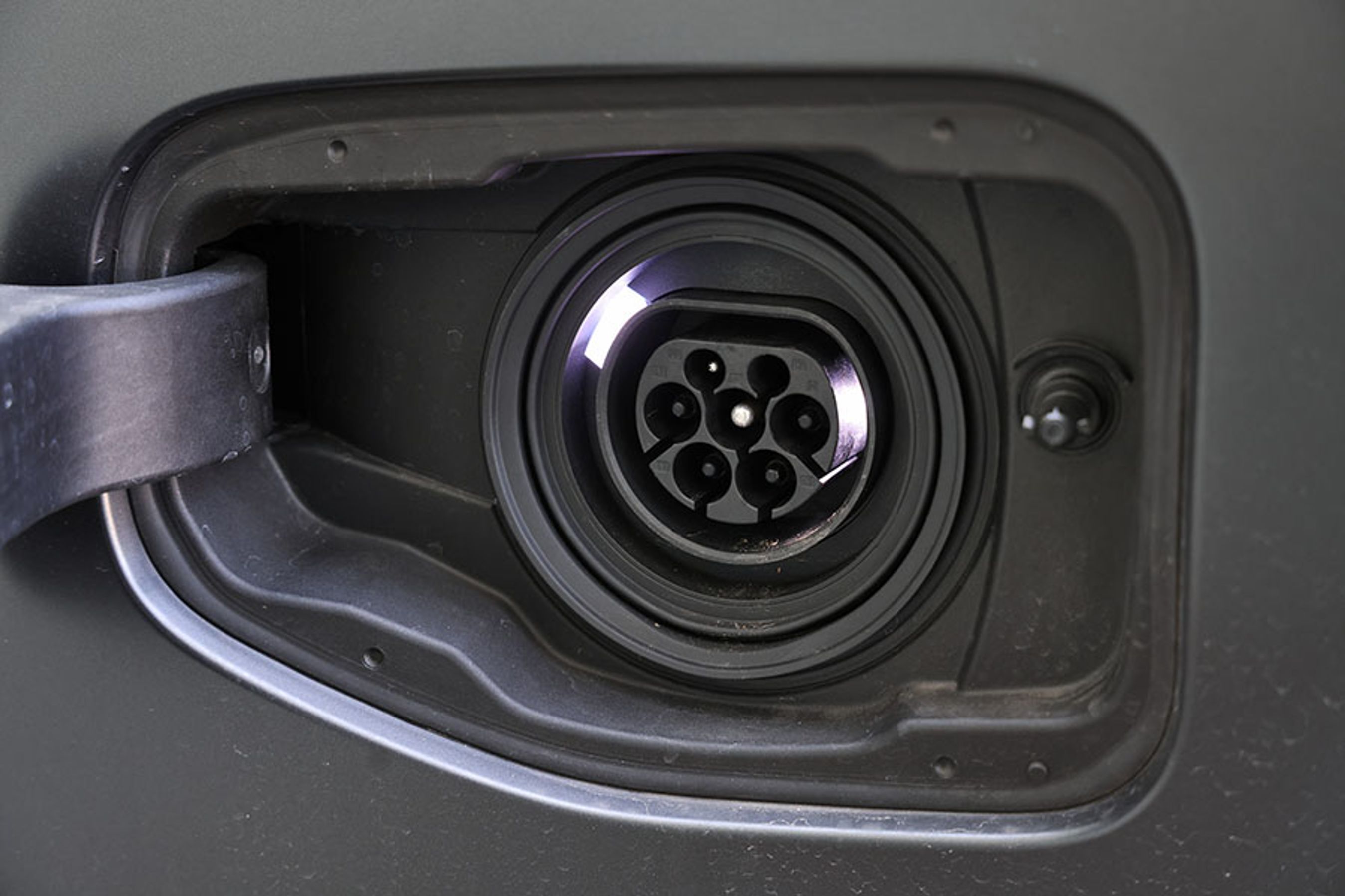 Med et batteri på 19 kWh er det rart at M5 kan lade på tre faser, så en komplet opladning kan klares på to timer. Men modsat mange andre nye plugin-hybrider kan den ikke DC-lade, så du kan ikke lave en endnu hurtigere opladning ved supermarkedet. Det er lidt ærgerligt. BMW lovede 62 km rækkevidde med testbilens specifikationer, og vi kørte 65 km ved blandet kørsel. Det er godkendt.