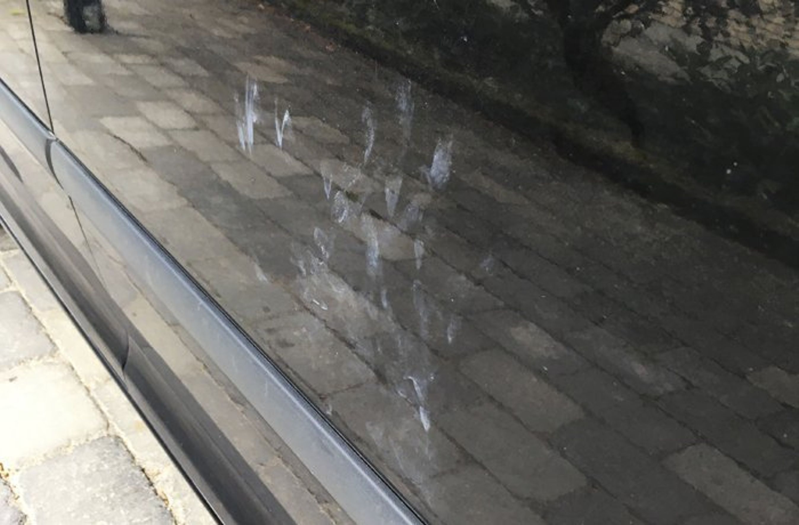 Skader på bilens lak efter solcreme har siddet for længe på bilen.