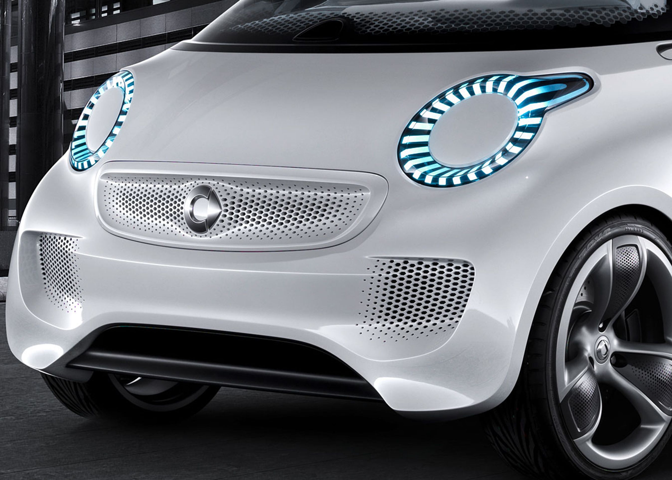 Forspeed er et koncept med overdrevne detaljer i lygter og grill, men der er en kerne af ægthed i det i forhold til den Smart Fortwo, der kommer 2013.