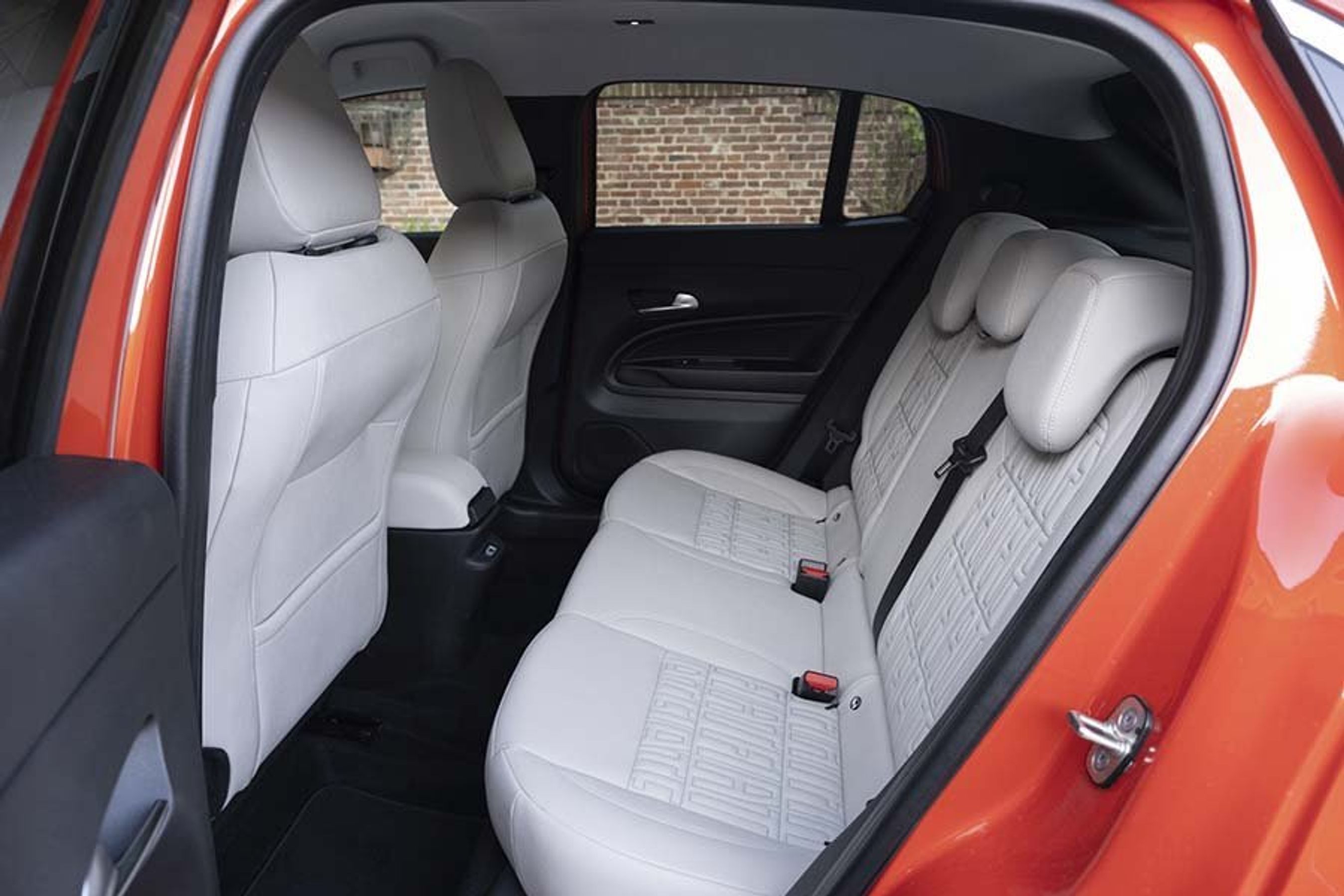 Hvide bagsæder i en Fiat 600e.