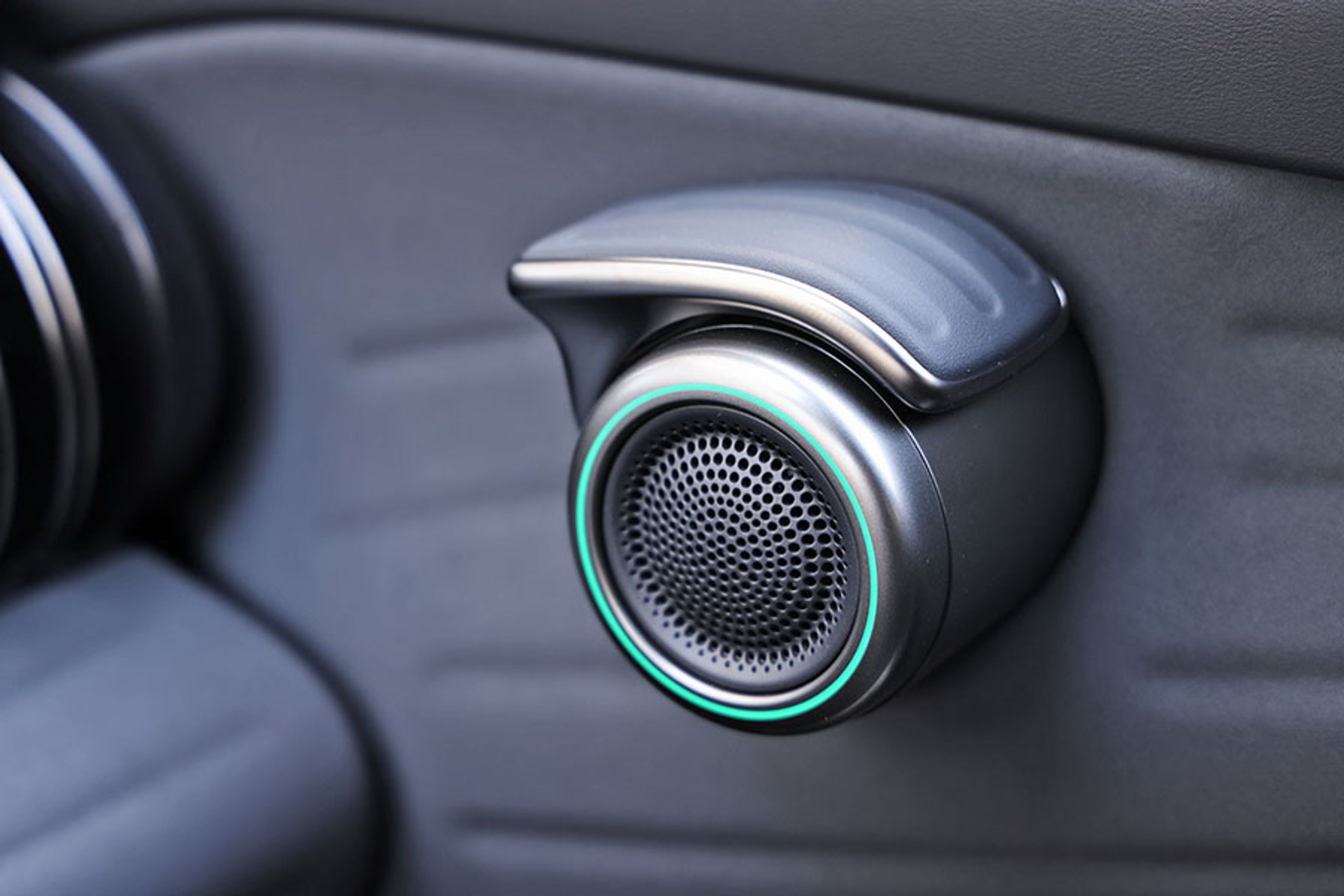 Dørhåndtagene er en sjov detalje ved Atto 3. De er o.k. at betjene, men ikke bedre end traditionelle håndtag, og når man har gæster med i bilen, er der om ikke andet lidt at tale om, når de skal ud af bilen. Farven i LED-lyset kan ændres i Design-versionen af Atto 3. 