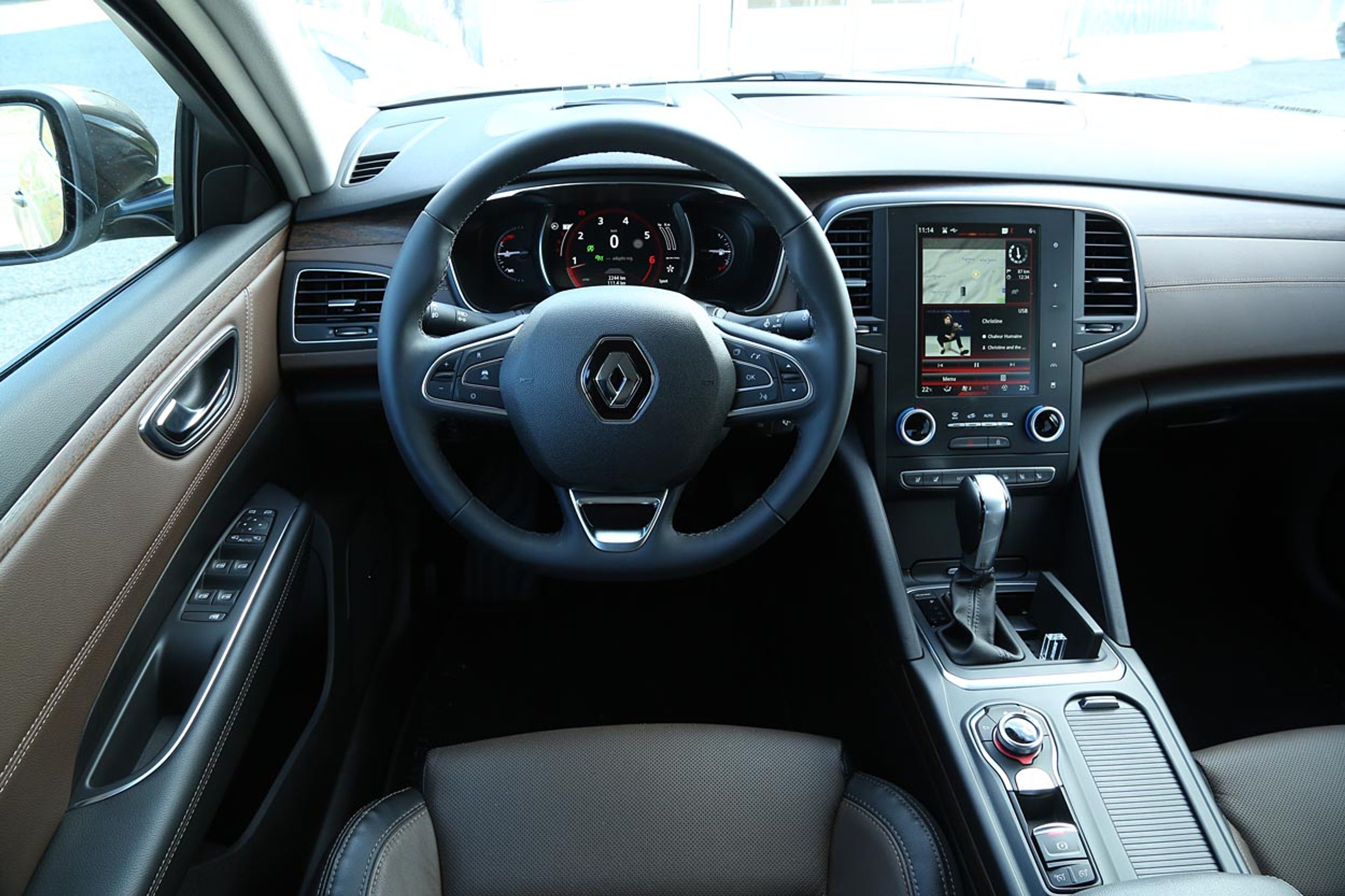 Topmodellen Intense har et pænt materialevalg, og 8,7-skærmen er standard. Midterkonsollen er ret bred, så højre ben hviler mod generende, hård plast.