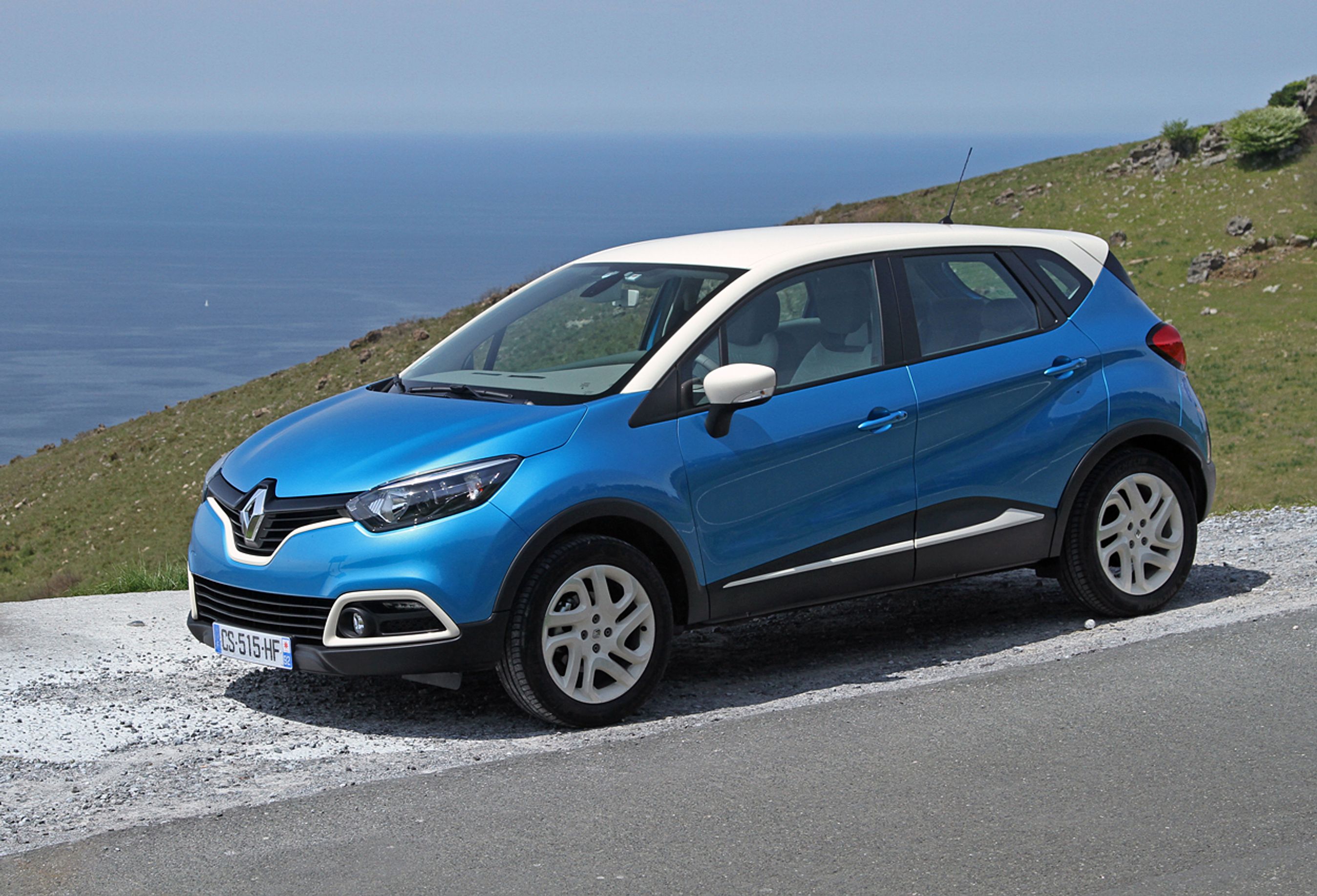 Renault Captur viser mærkets nye designstil med et kæmpe Renault-logo i fronten, bløde linjer og ingen skarpe kanter