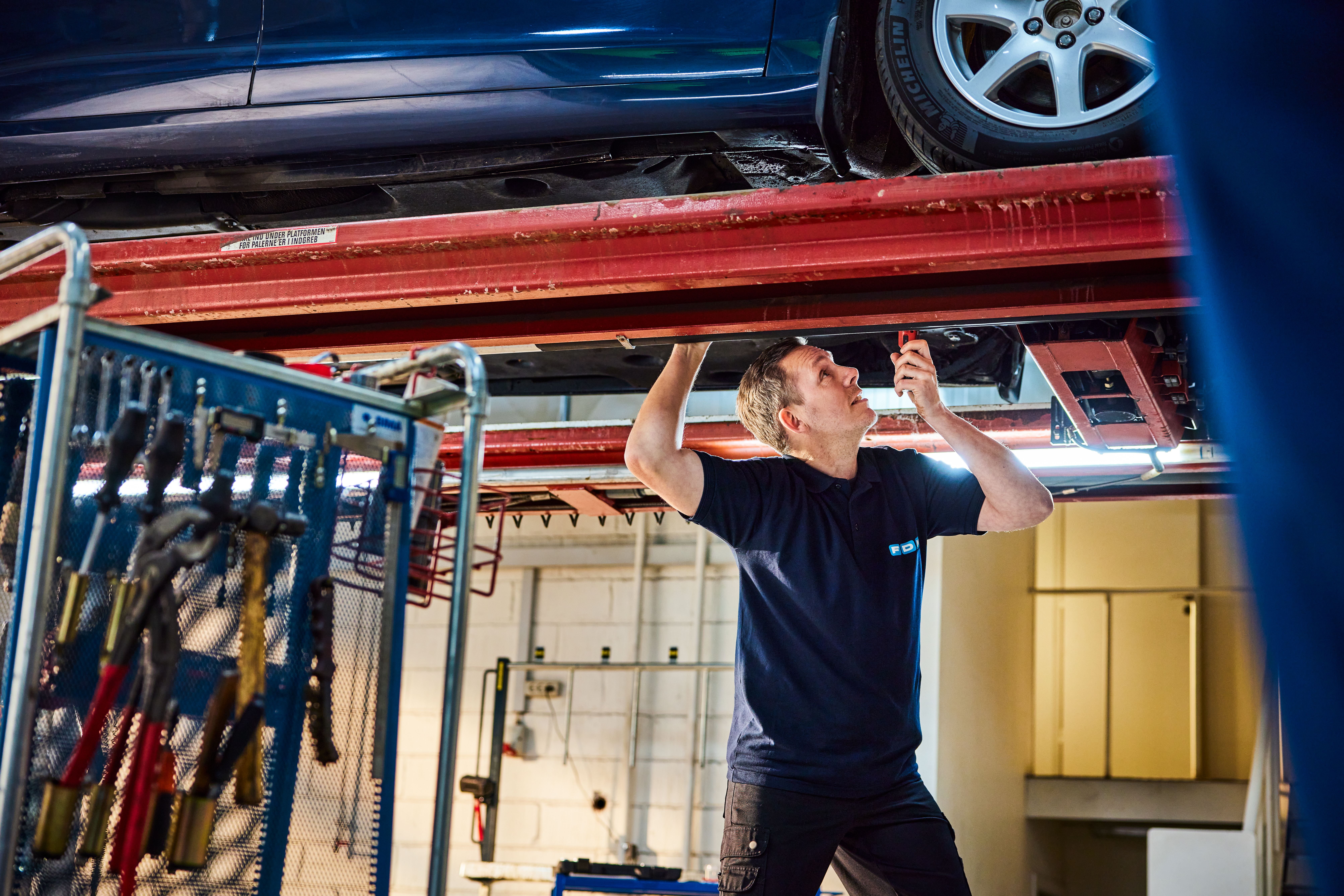 Bil-på-lift-til-bilsyn-og-biltest-hos-fdm-testcenter.