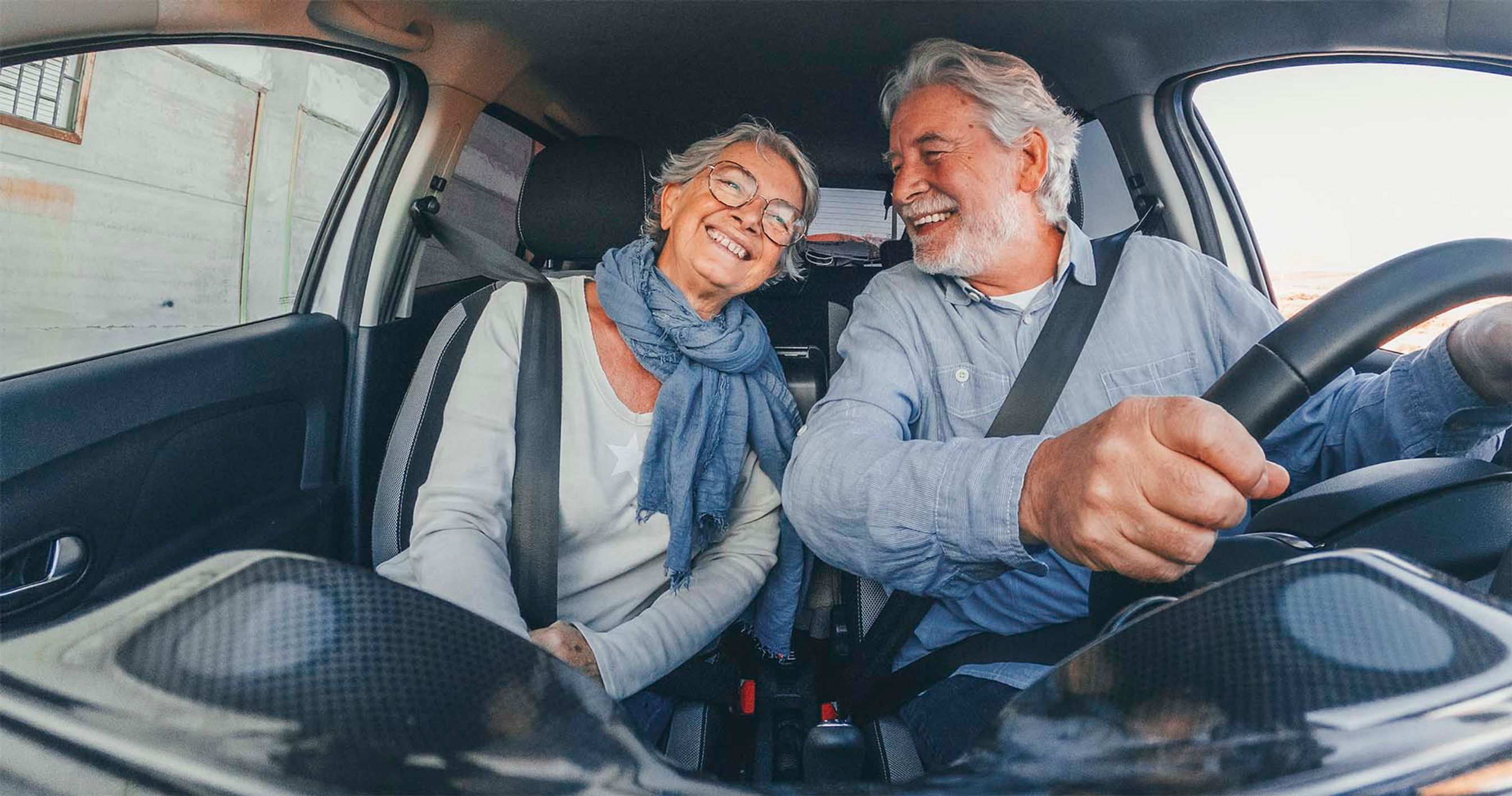 Ældre mandlig bilist med ældre kvindelig passager