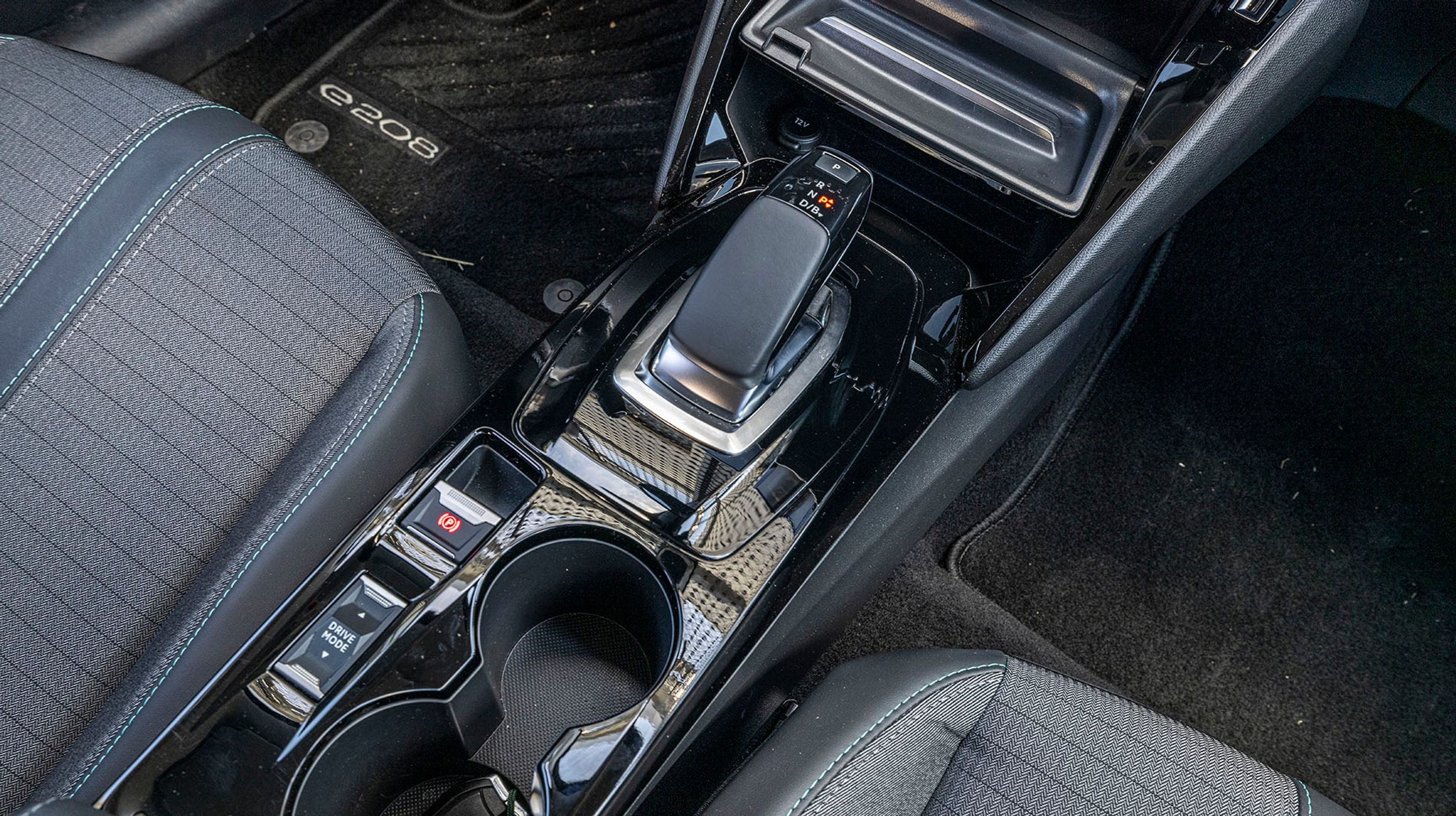 Gearstangen er udformet på samme måde som i udgaver med automatgear, og den springer selv i P, når man slukker bilen. Drive-mode-knappen ændrer bilens karakter og varierer samtidig elmotorens ydeevne.