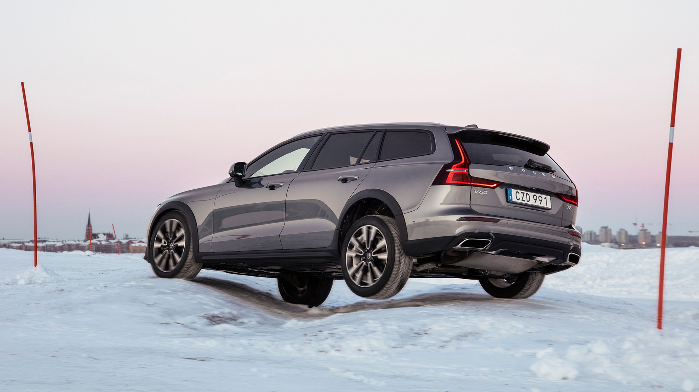 Firehjulstrækket arbejder med nyeste udgave af et Haldex AWD-system, der sørger for at kræfterne sendes rundt til de hjul, der har bedst fat i underlaget. På den måde kan bilen komme frem, selvom et hjul hænger i luften.