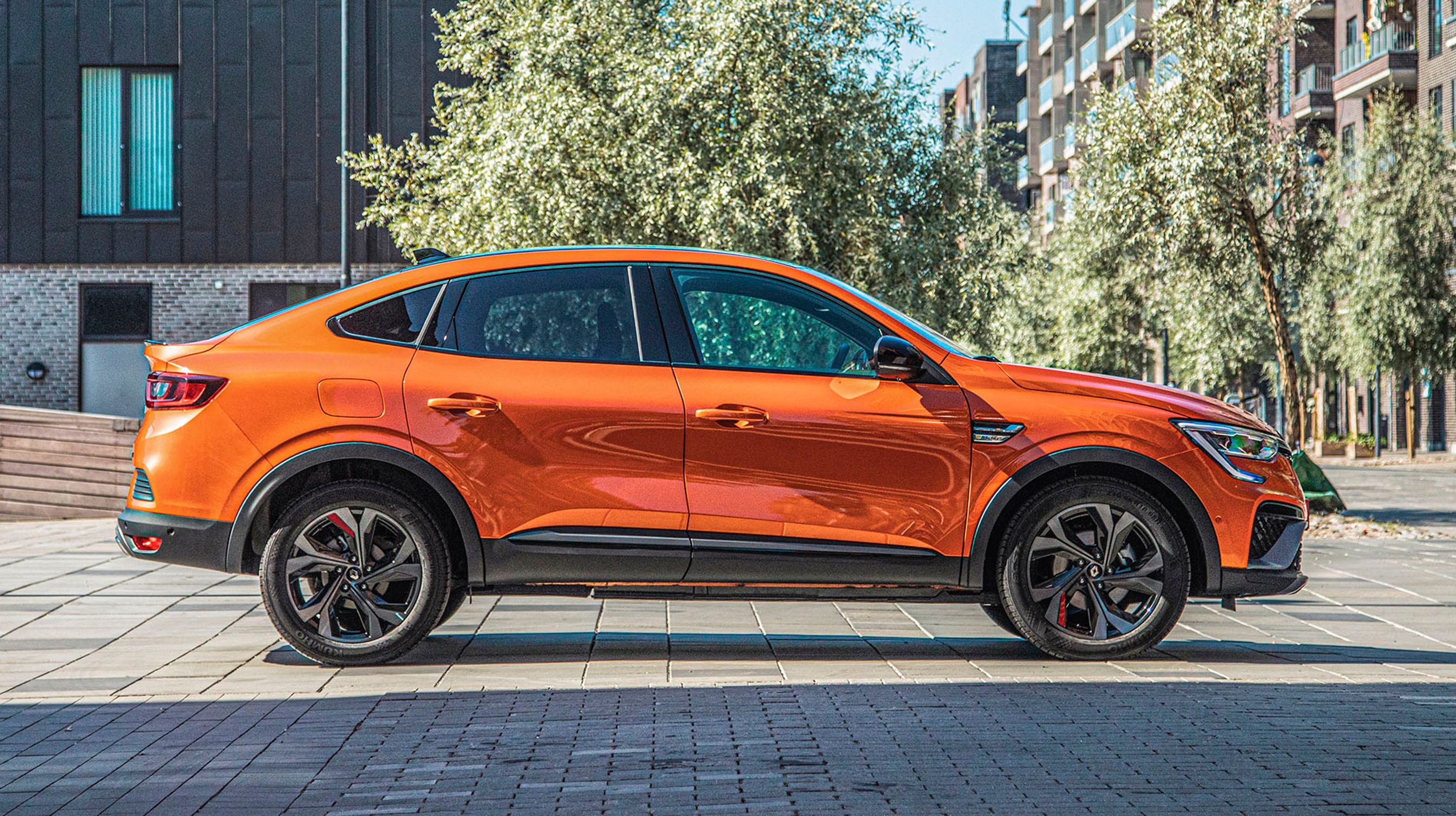 Akselafstanden er med sine 272 cm hele otte cm længere end i Captur, og det giver i sig selv lidt bedre plads ved bagsædet, uden at den dog er blevet overvældende stor.