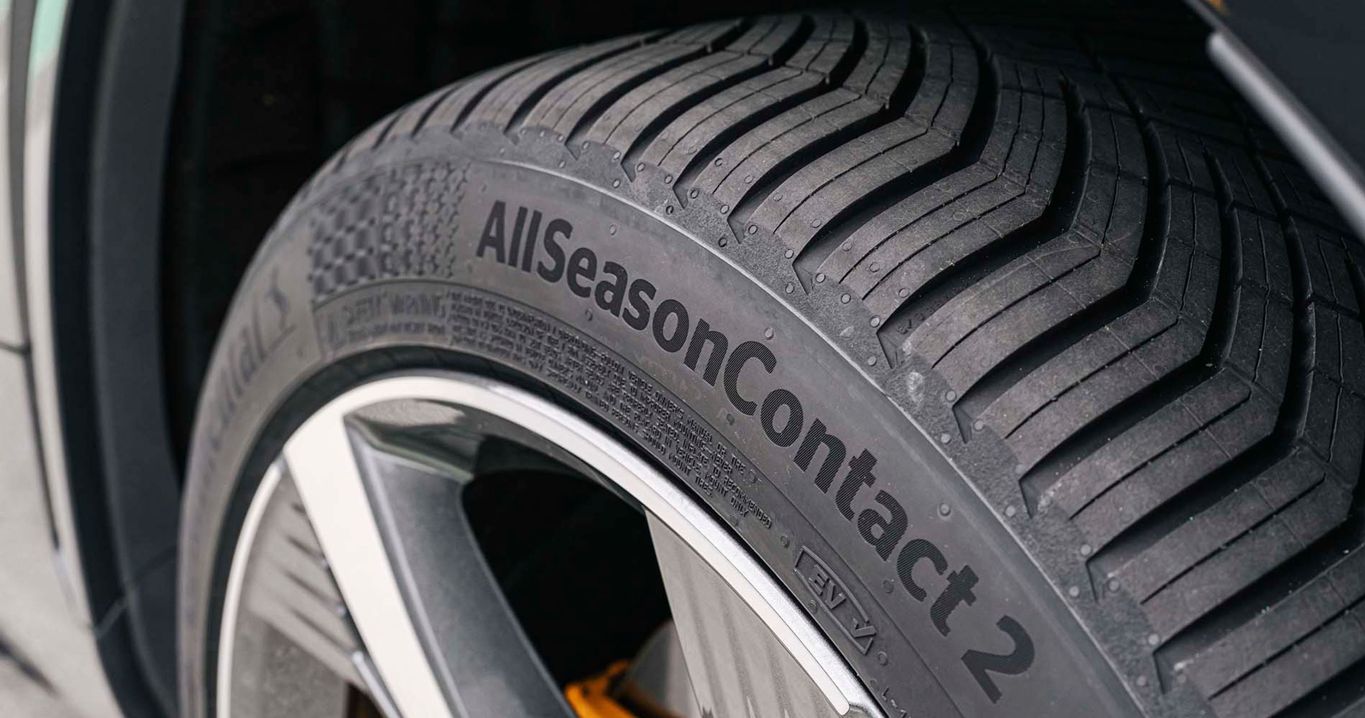 Close up-billede af et helårsdæk fra Continental