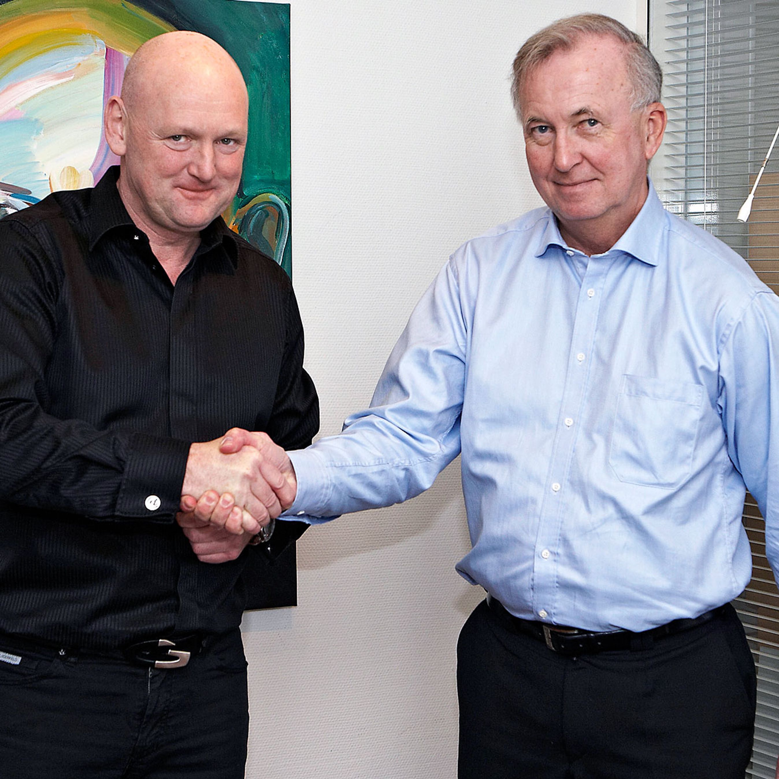 Så er indgået aftale om, at der kommer en stor biludstilling i Danmark. Administrerende direktør Georg Sørensen, Messecenter Herning, og administrerende direktør Bent Mikkelsen, De Danske Bilimportører, giver hånd på aftalen.