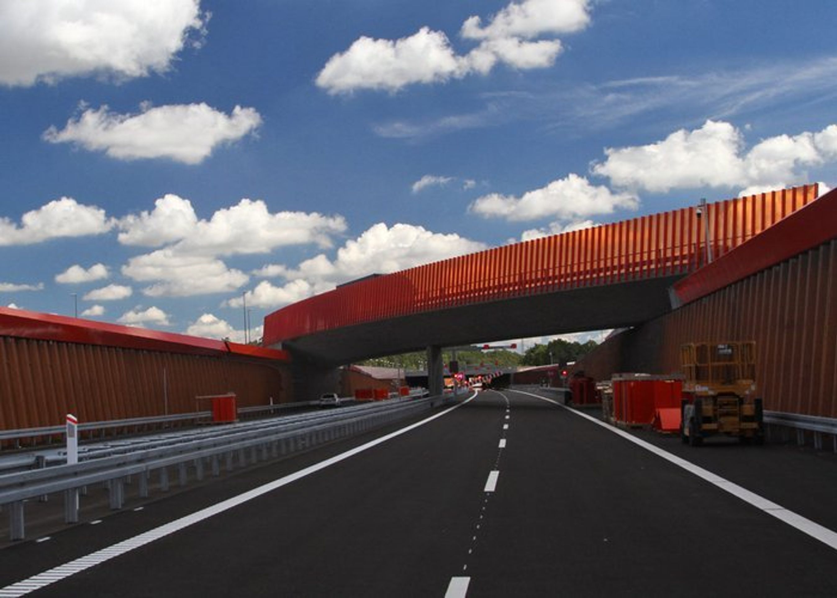 Bydelen af motrovejen har en markant signatur: de rustrøde spunsvægge og de orange støjskærme.