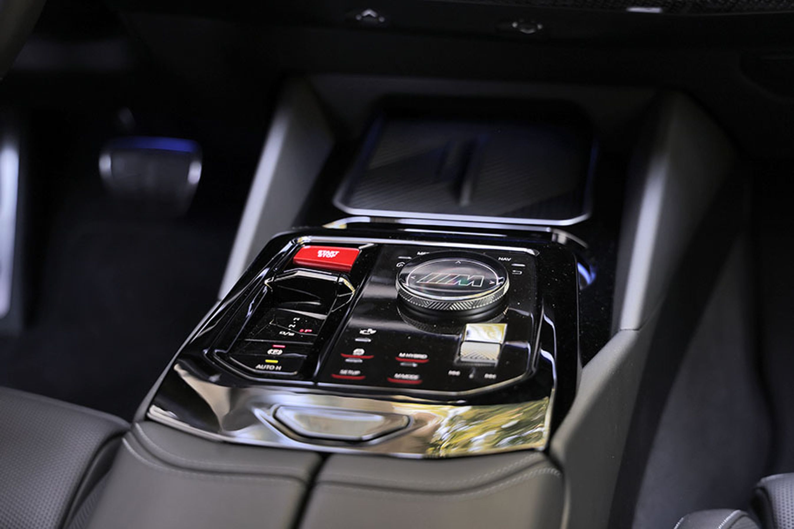 BMW har i de senere år ændret meget på deres gearvælgere, og i dag er det en vippekontakt mellem forsæderne. Det fungerer let og enkelt. Når du trykker på den røde start-knap, sparker første tryk liv i bilen, og næste tryk sikrer, at gearkassen går i P, når køreturen er slut.