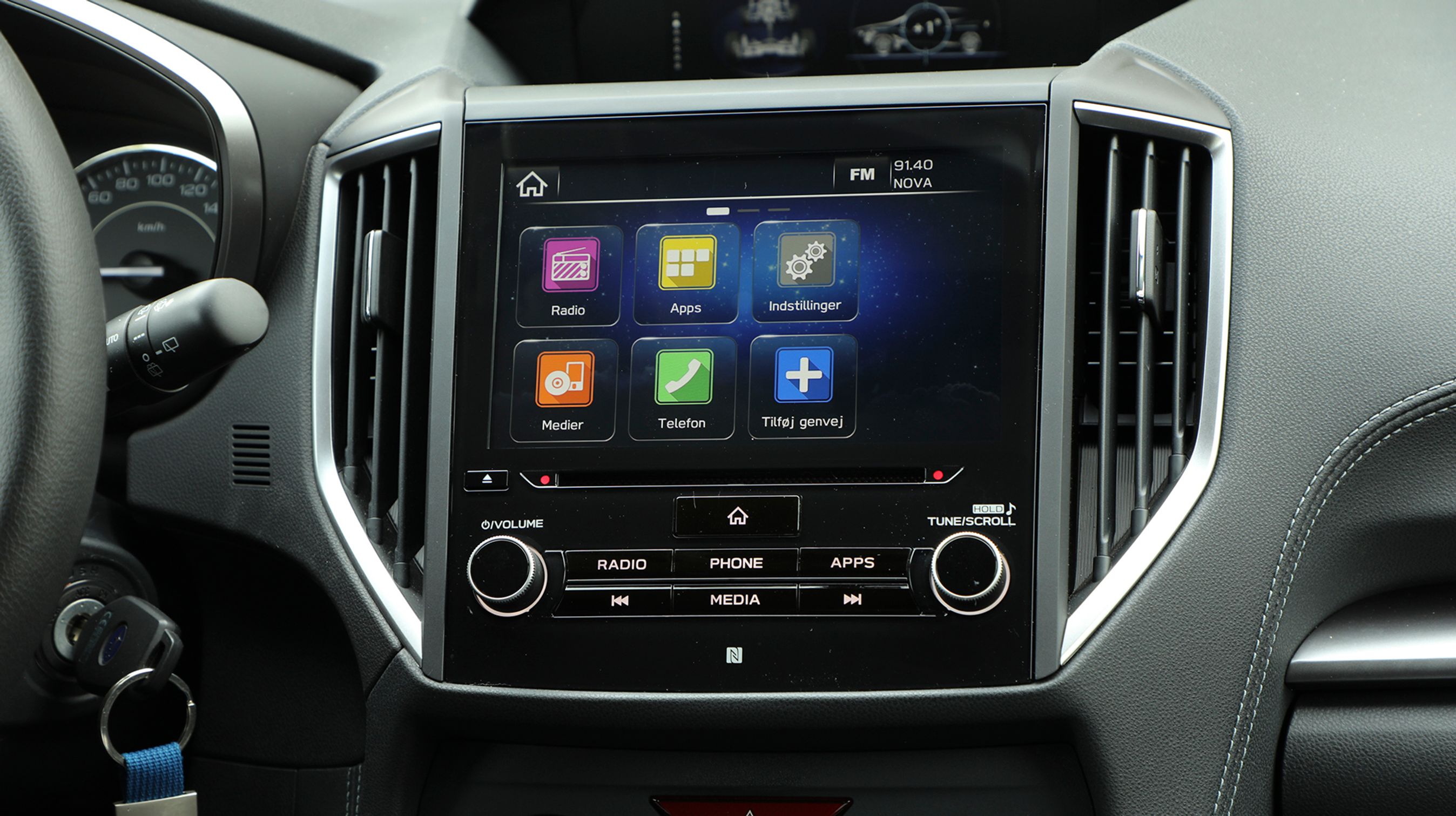 Der er både navigation og mobilapps som Apple CarPlay og snart også Andoid Auto. Opløsningen på skærmen er god, og den reagerer godt på tryk.