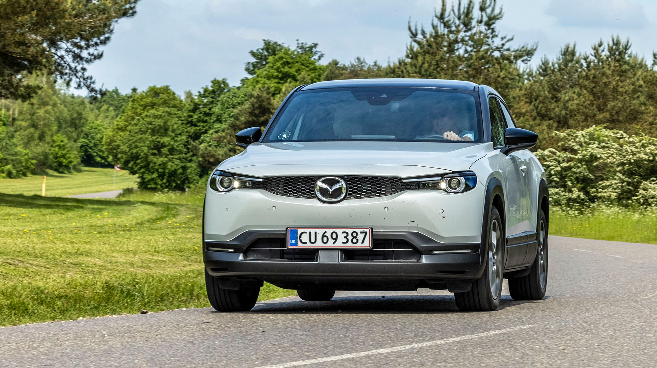 Mazda laver generelt flotte biler, og denne MX-30 er ingen undtagelse. LED-forlygter er standard, og under nummerpladen ses radaren til bl.a. den adaptive fartpilot.