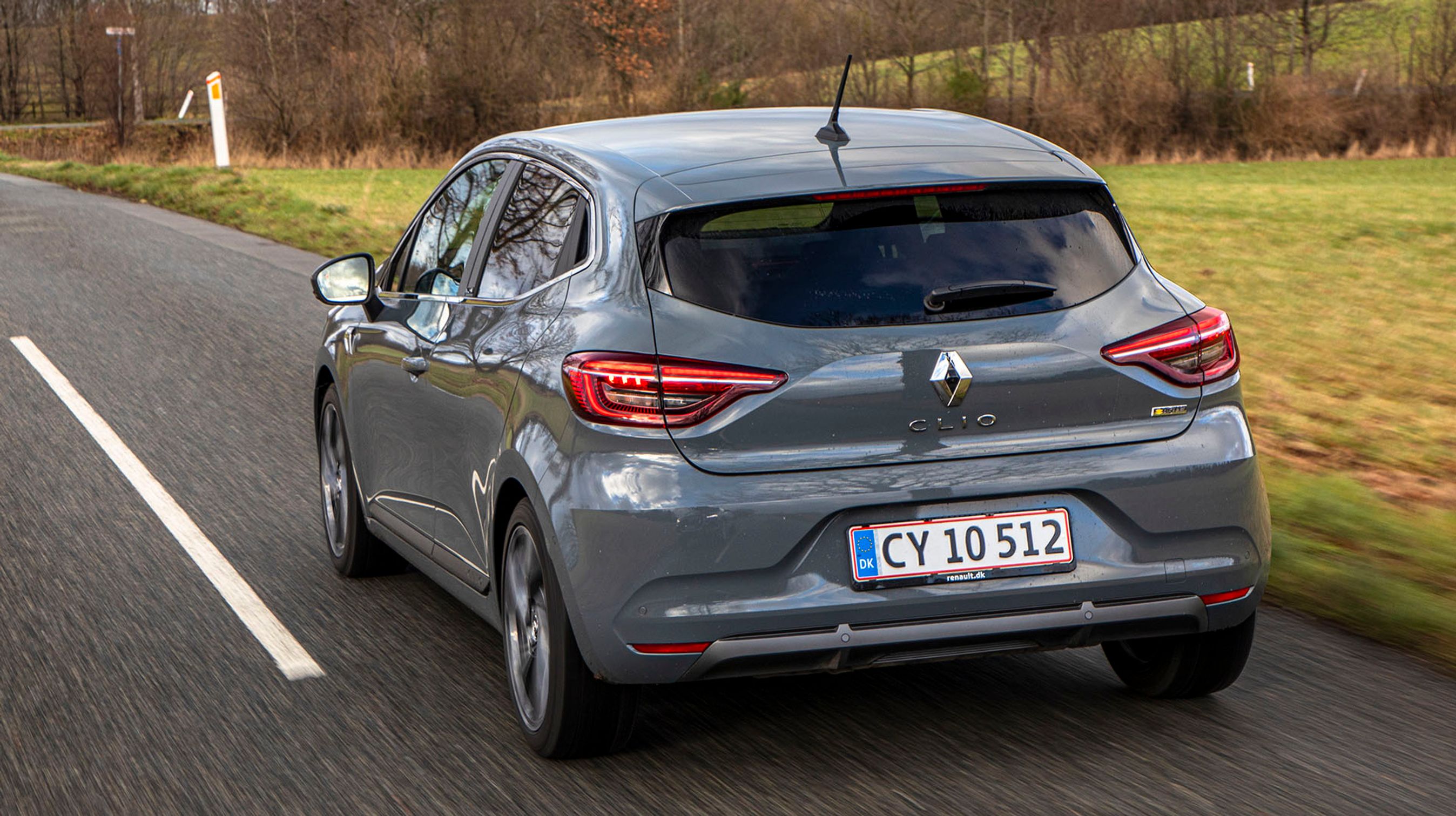 Som hybridbil er der ikke mange synlige forskelle i forhold til de traditionelle Clio-udgaver. Hele tre steder på bilen ser man dog skilte med „E-TECH“, som er Renaults navn for hybrid-teknikken.