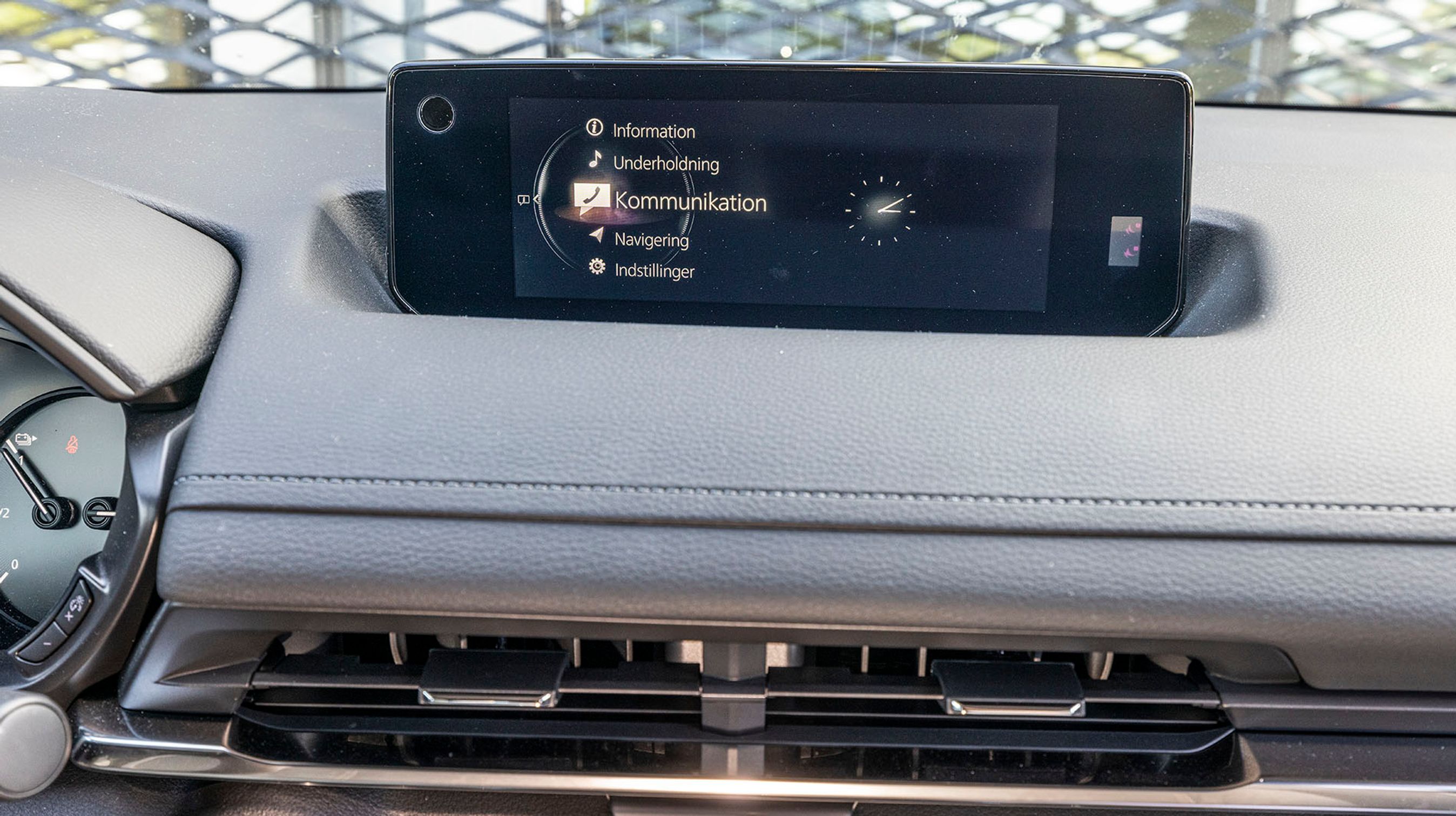 Skærmen er på 8,8-tommer og styres fra det store drejegreb mellem forsæderne, når man kører, men med fingeren, når man holder stille. Alle menuer er på dansk, men den brede skærm er ikke god til at vise navigationskort.