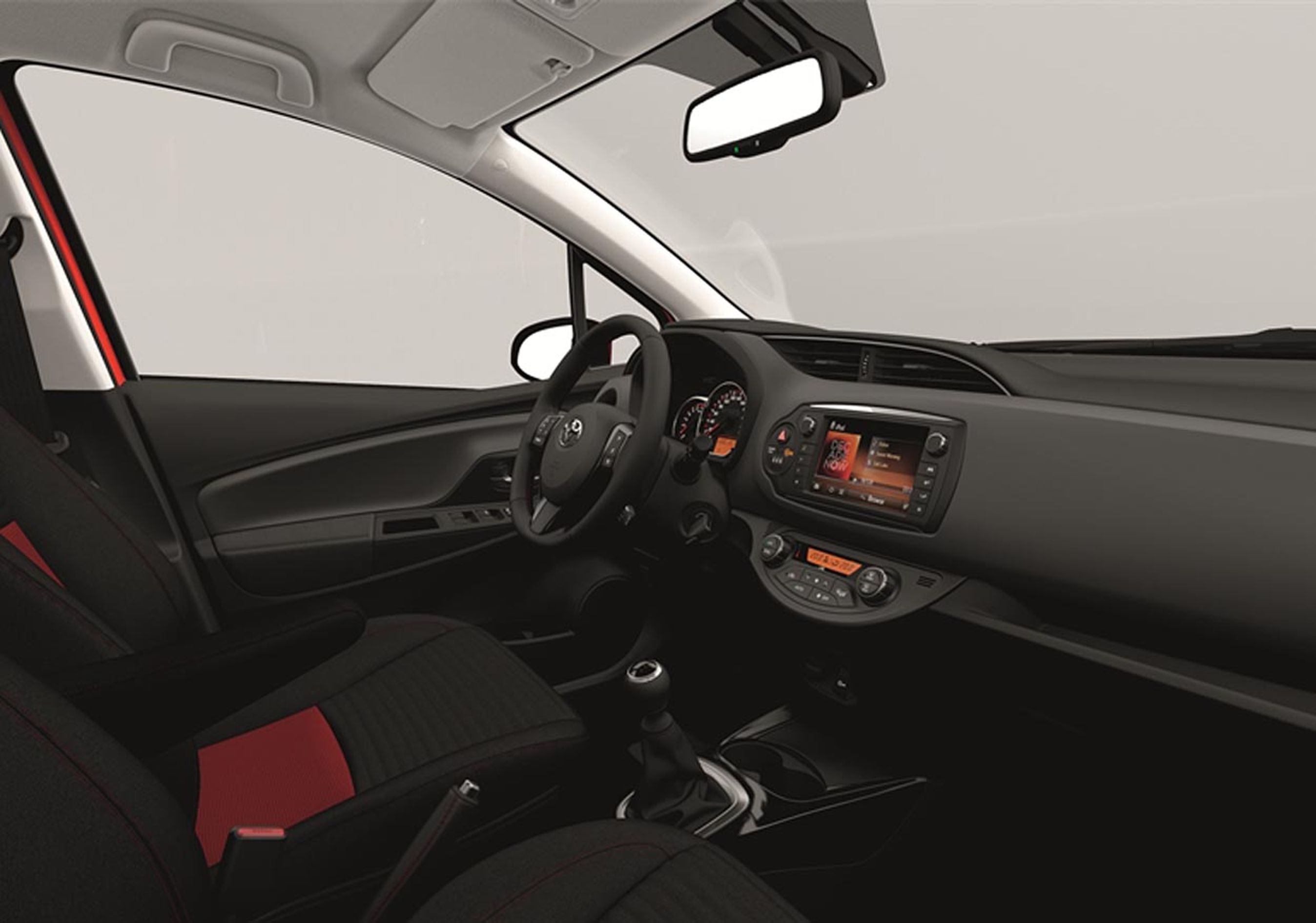 Det er særligt inde i bilen, at de store forandringer er sket. Materialekvaliteten er øget ved brug af flere bløde materialer, men også små lækre detaljer som kromlister og flere smårum er at finde i den nye udgave. Farverne på instrumentbord og sæder kan varieres.