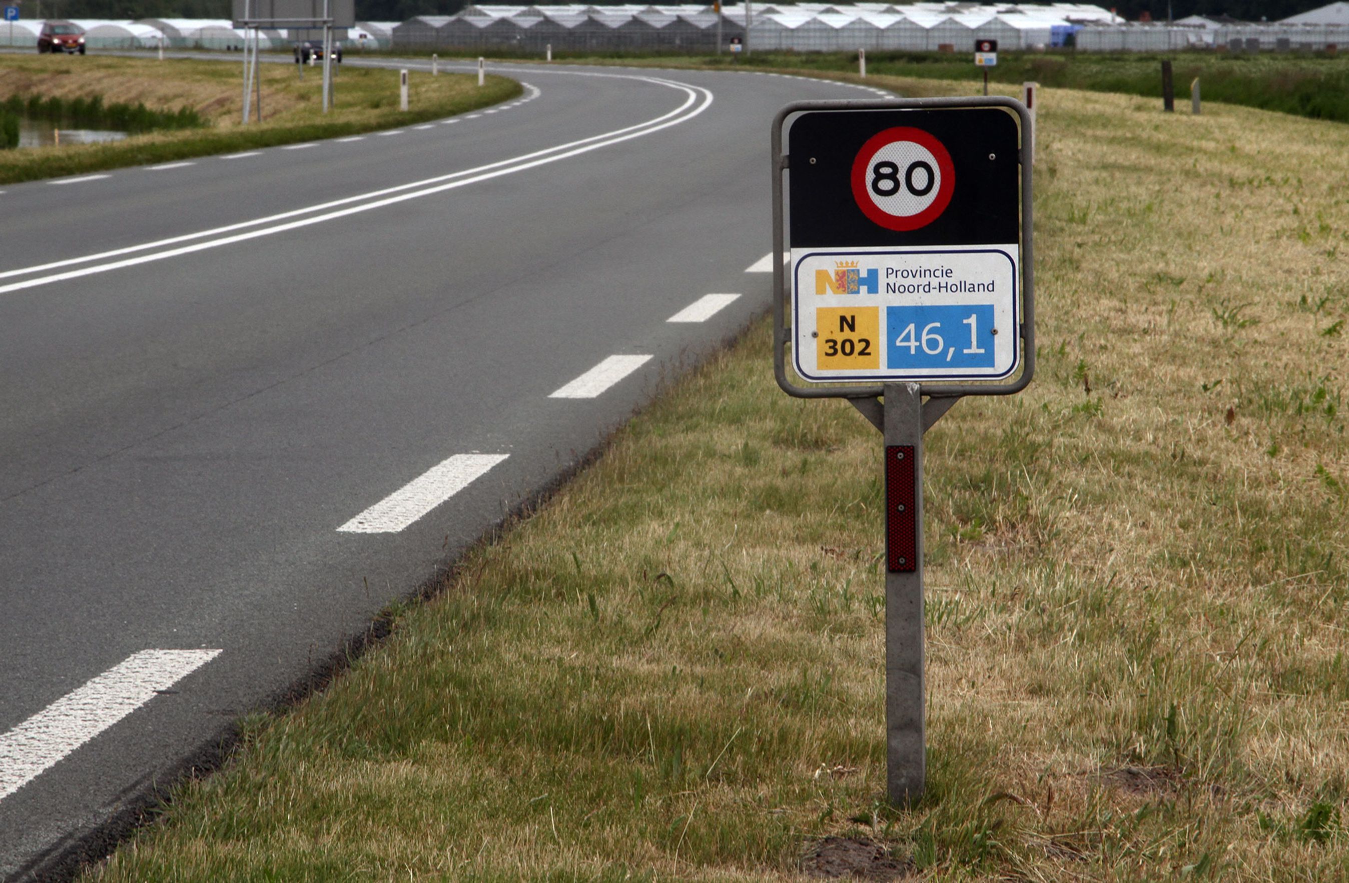 I Holland har man længe i vejkanten haft denne påmindelse om fartgrænsen.