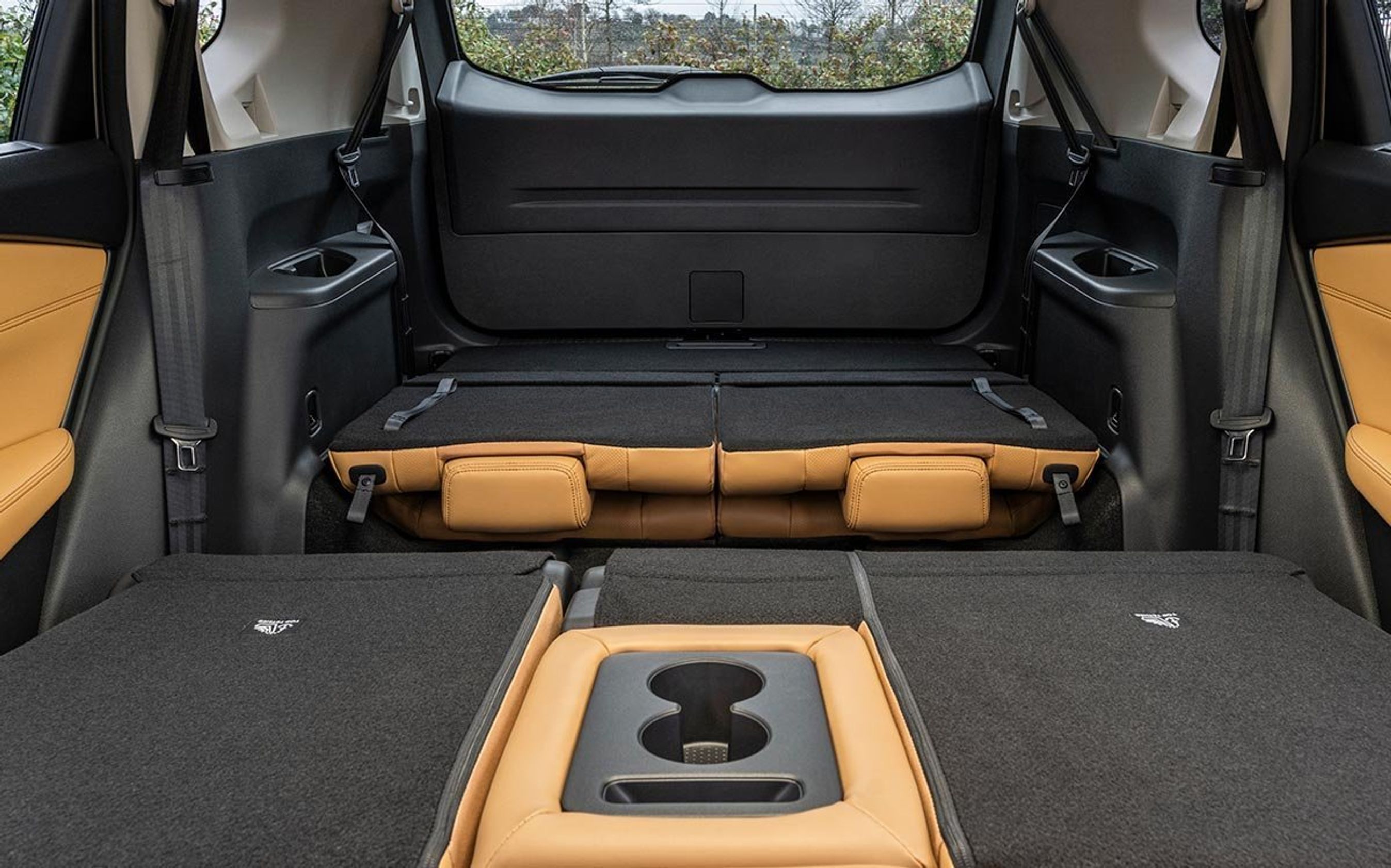 Når både anden og tredje række foldes ned, bliver der et langt, plant gulv.