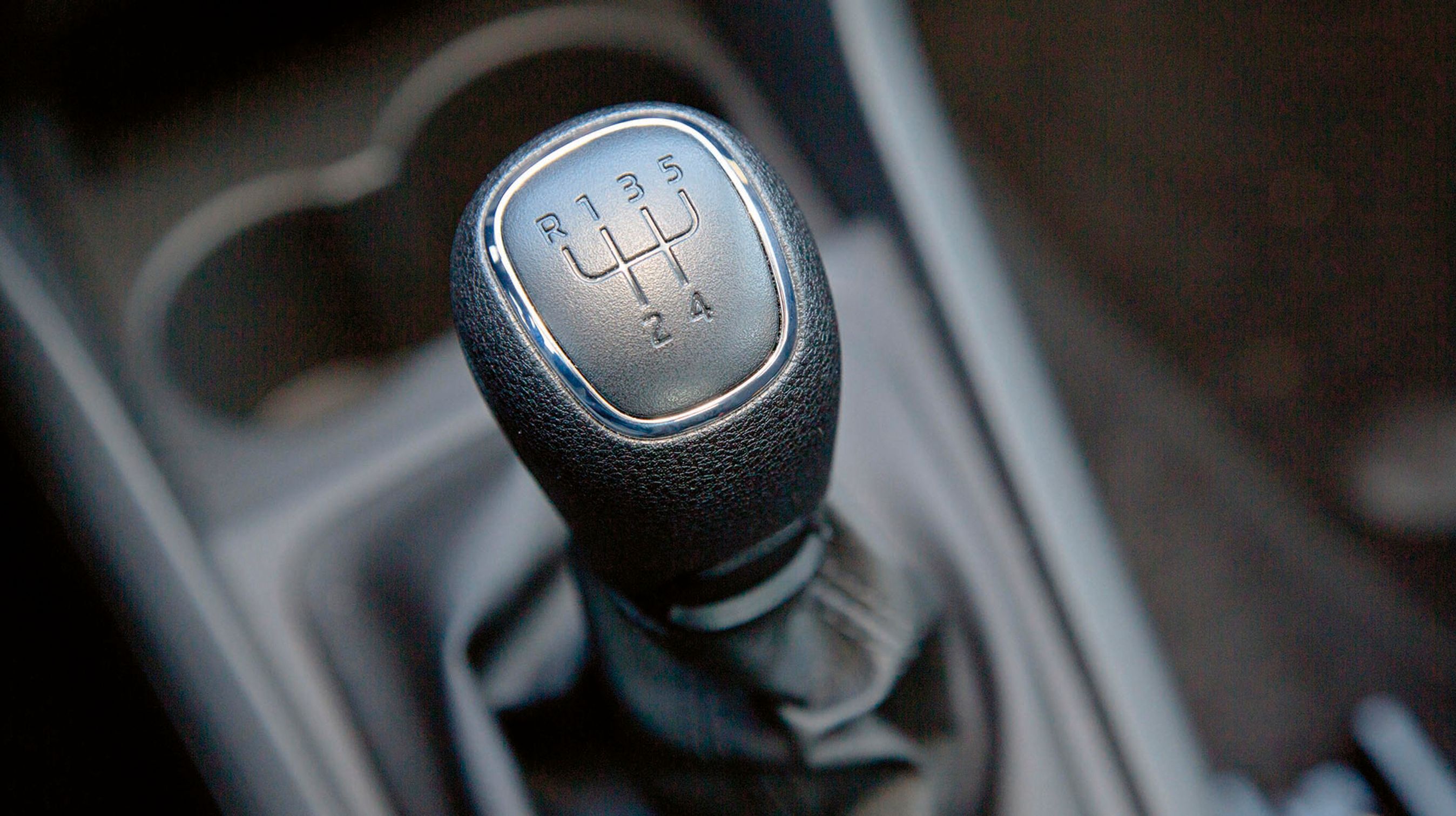 Alle udgaver med manuelt gear har en femtrins gearkasse. Rapid fås også med et syvtrins DSG-automatgear i forbindelse med 1.4-litersbenzinmotoren med 122 hk.