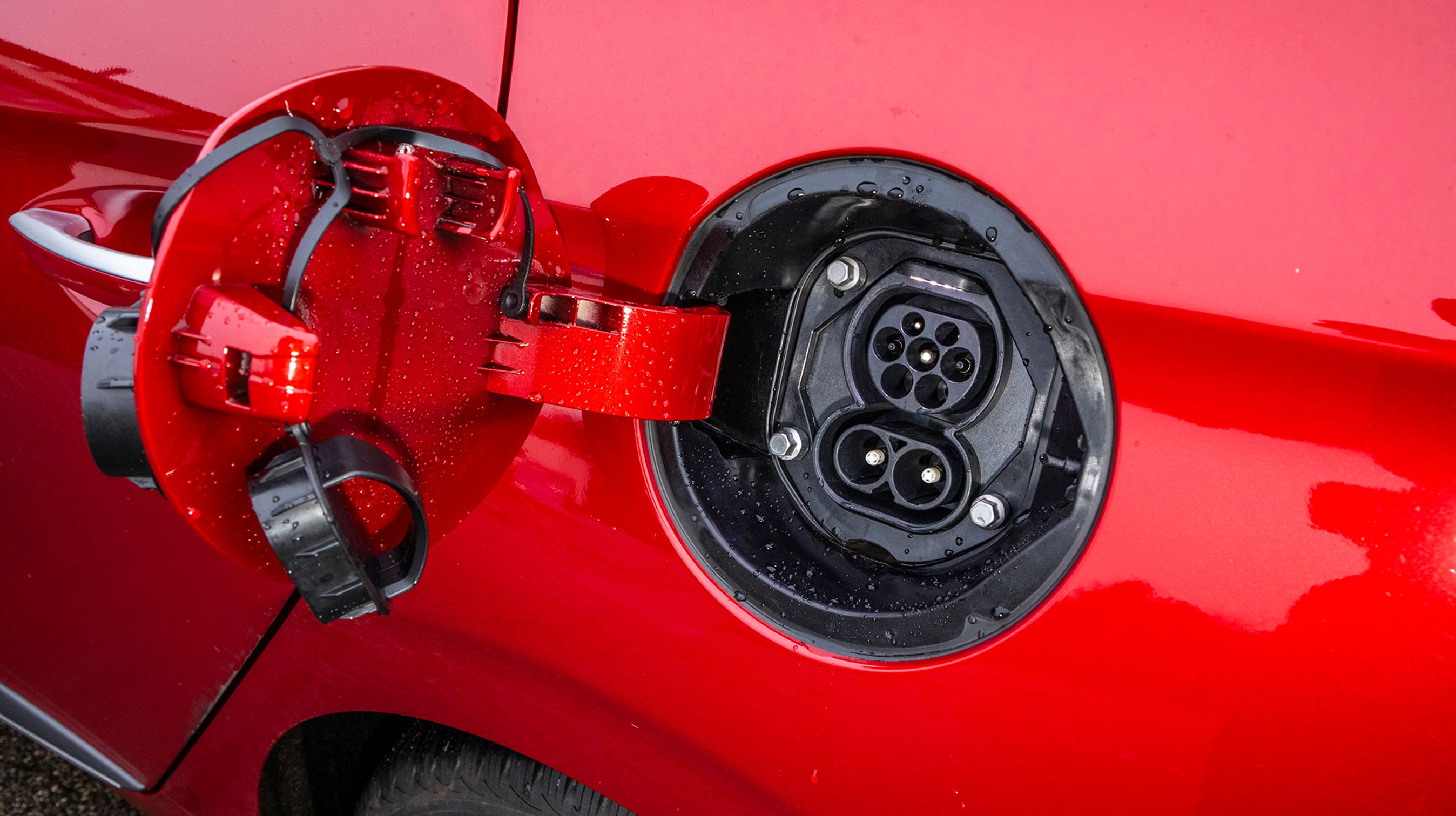 Hyundai Ioniq har CCS-Combo stik, der er blevet standarden på elbiler i Europa. Den øverste del af stikket bruges til hjemmeladning, mens den nederste del af stikket bruges til hurtigladning.