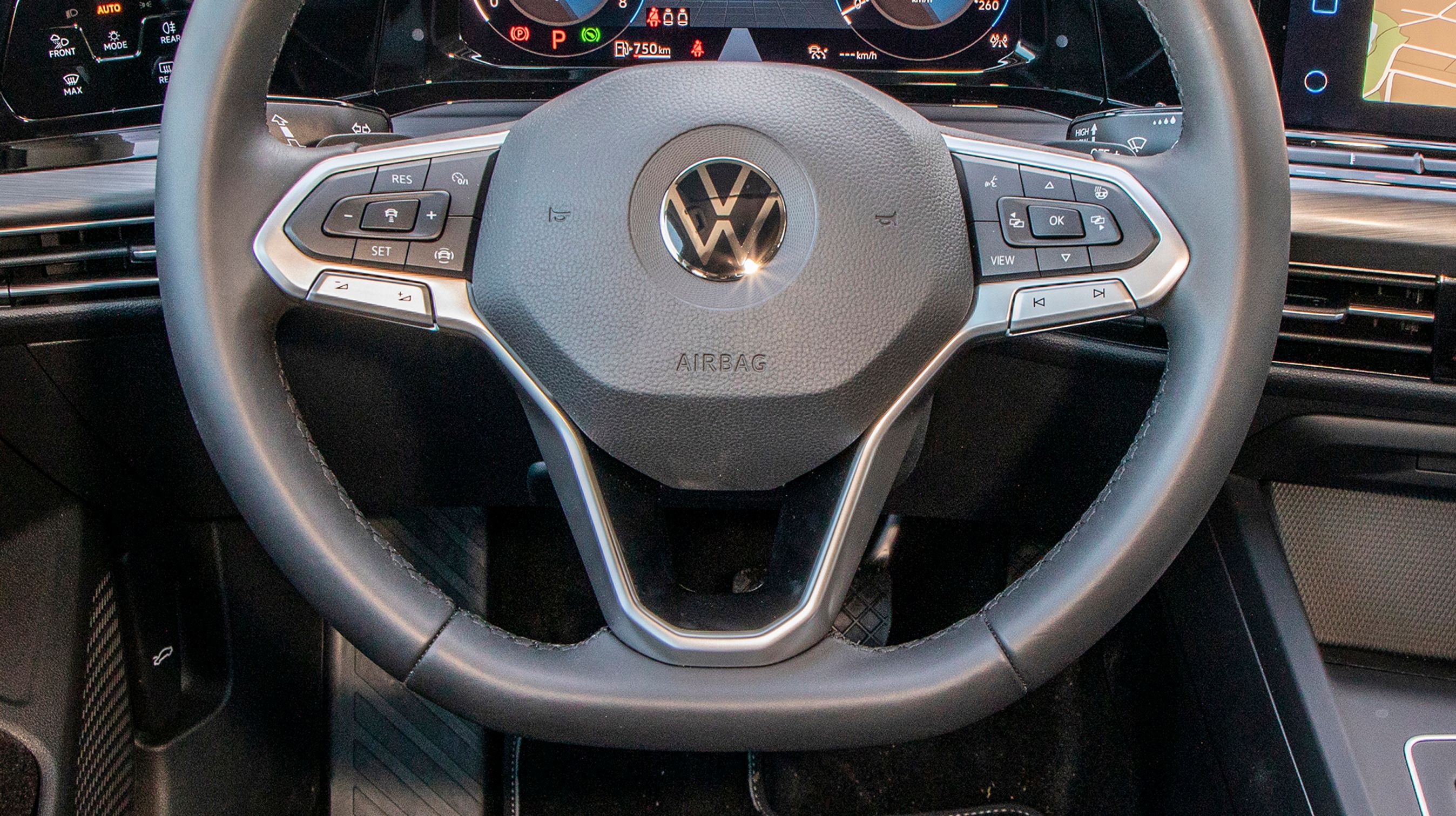 Udover adaptiv fartpilot, som styres fra rattet, har bilen travel-assistent, der fastholder bilen i vognbanen.