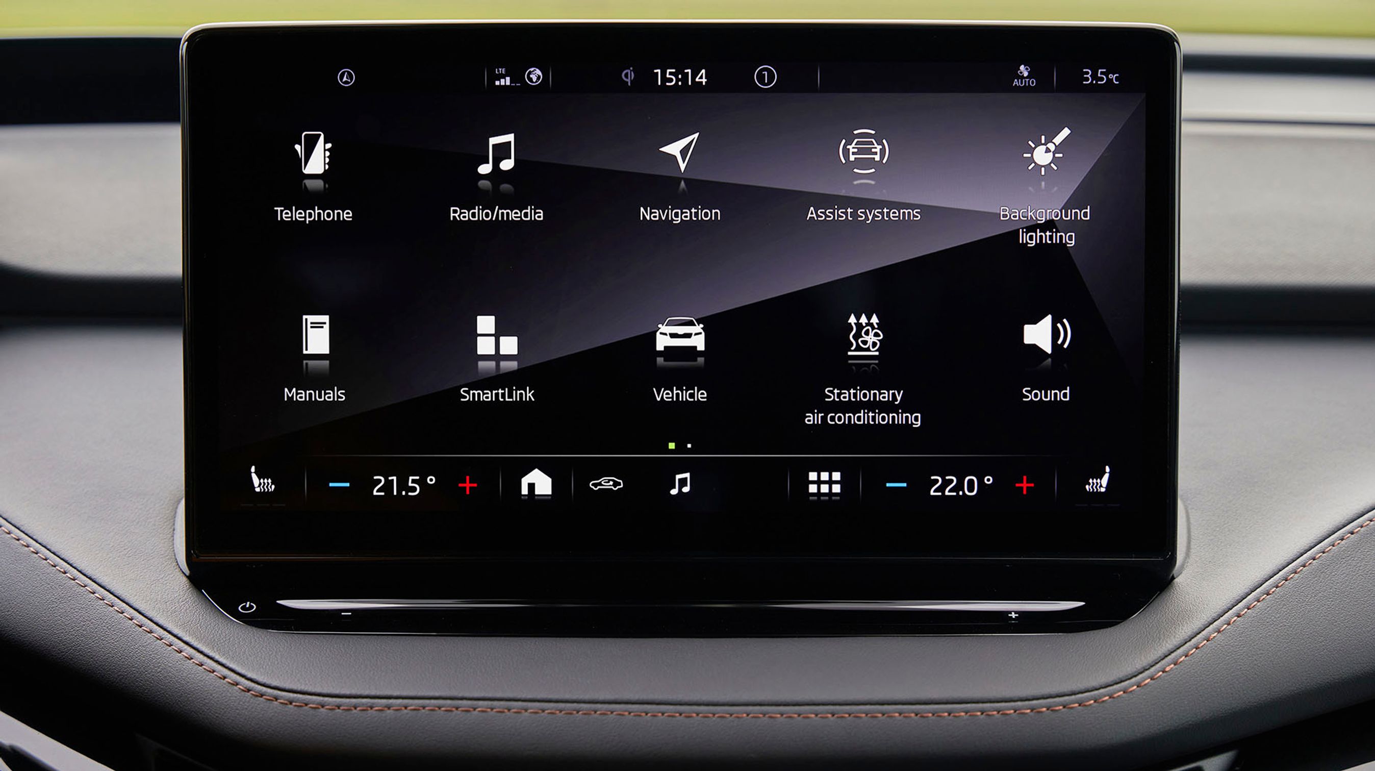 Den store 13-tommerskærm er let at aflæse, og i Danmark kommer den med danske menuer. Der er mulighed for at koble telefonen trådløst op til Apple CarPlay og Android Auto.