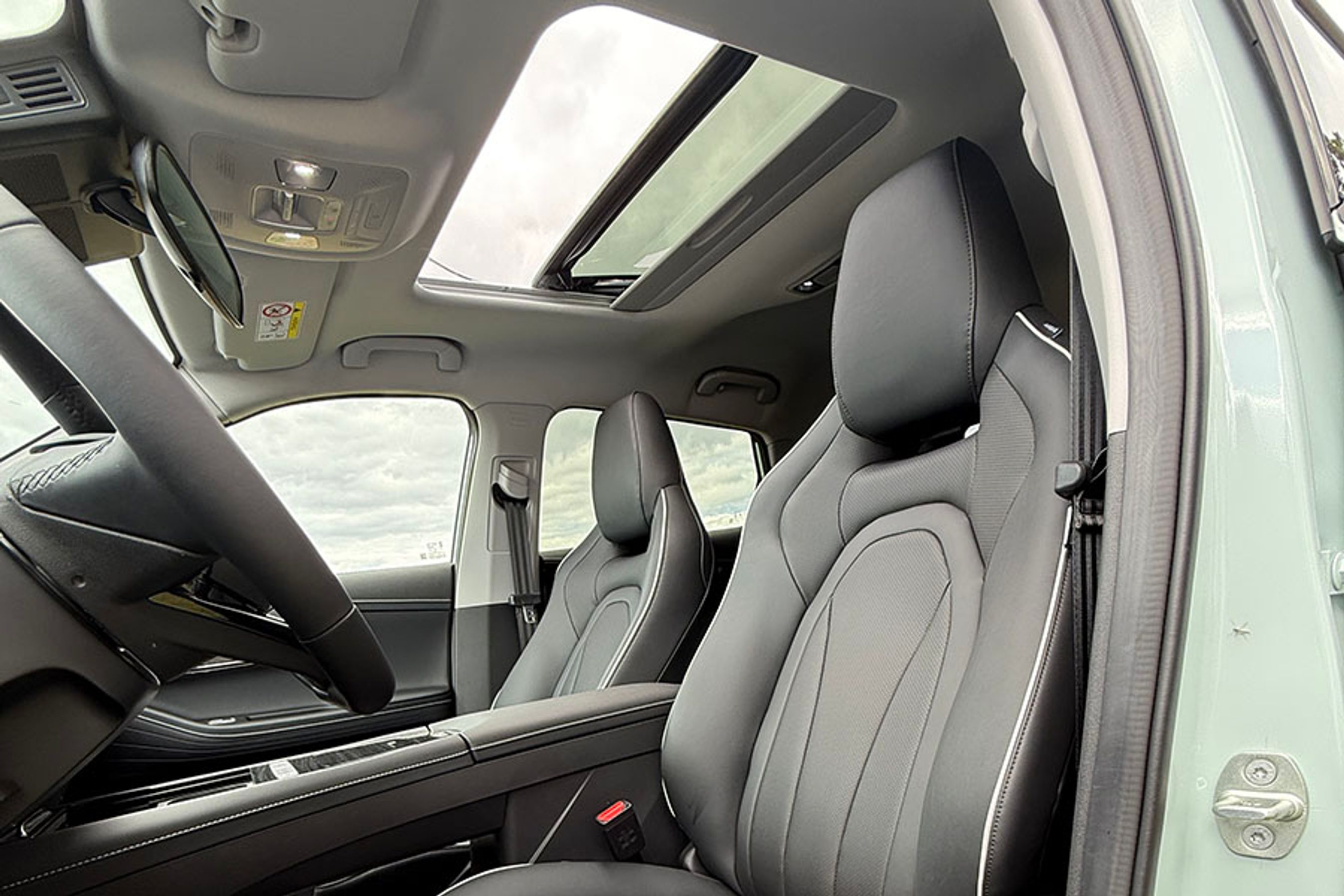 Forsæderne er elbetjente, og de er begge udstyret med både varme og ventilation. Der er desuden varme i rat og i bagsædet, ligesom bilen er udstyret med varmepumpe, der let kan programmeres til at varme eller køle bilen før en køretur.