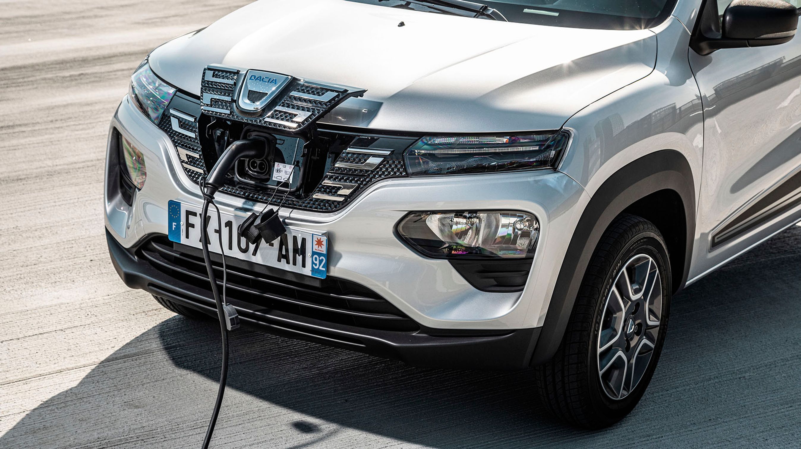 Ladestikket er placeret i fronten. Bilen lader kun med én fase og dermed maksimalt 3,7 kW. Det giver en ladetid på omkring otte timer. Hurtigladning kan tilkøbes for 5.000 kr., og så kan man lade med op til 50 kW, hvormed en opladning tager lige under en time.