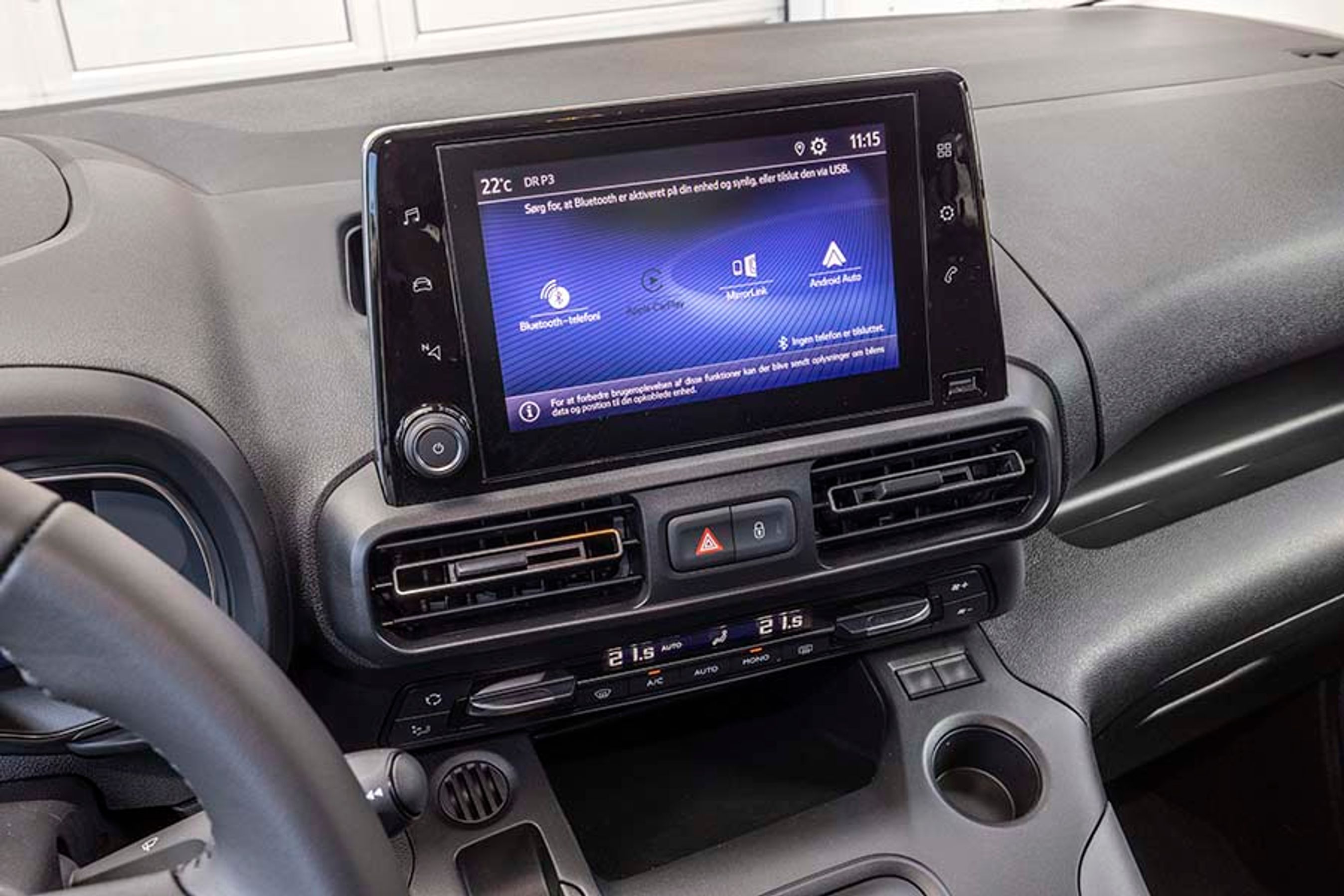 Trykskærmen stammer fra Citroën/Peugeot og har ikke Toyotas nye smarte skærmmenu. Der er dog mulighed for Android Auto/Apple CarPlay med kabel.