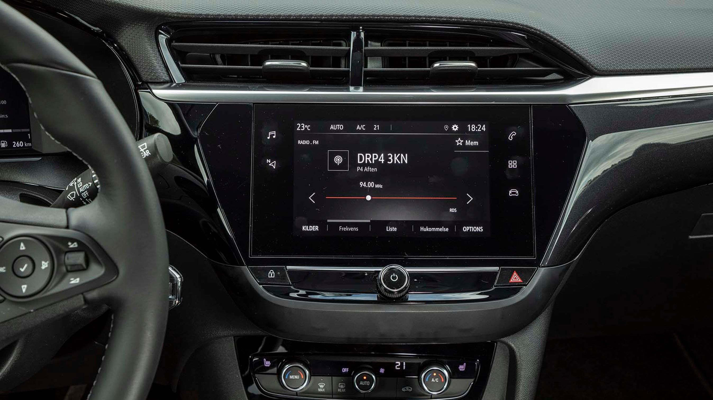 En fint indbygget 7”-skærm med separat drejeknap til volumen. Der er indbygget DAB-radio, Apple CarPlay og bakkamera. Alle menuer er på dansk, og skærmen er let at bruge. Bakkamera er noget langsomt, men ellers en fin løsning. Man kan ikke tilkøbe navigationsanlæg. Klimaanlægget styres fra separate knapper men ses på skærmen.