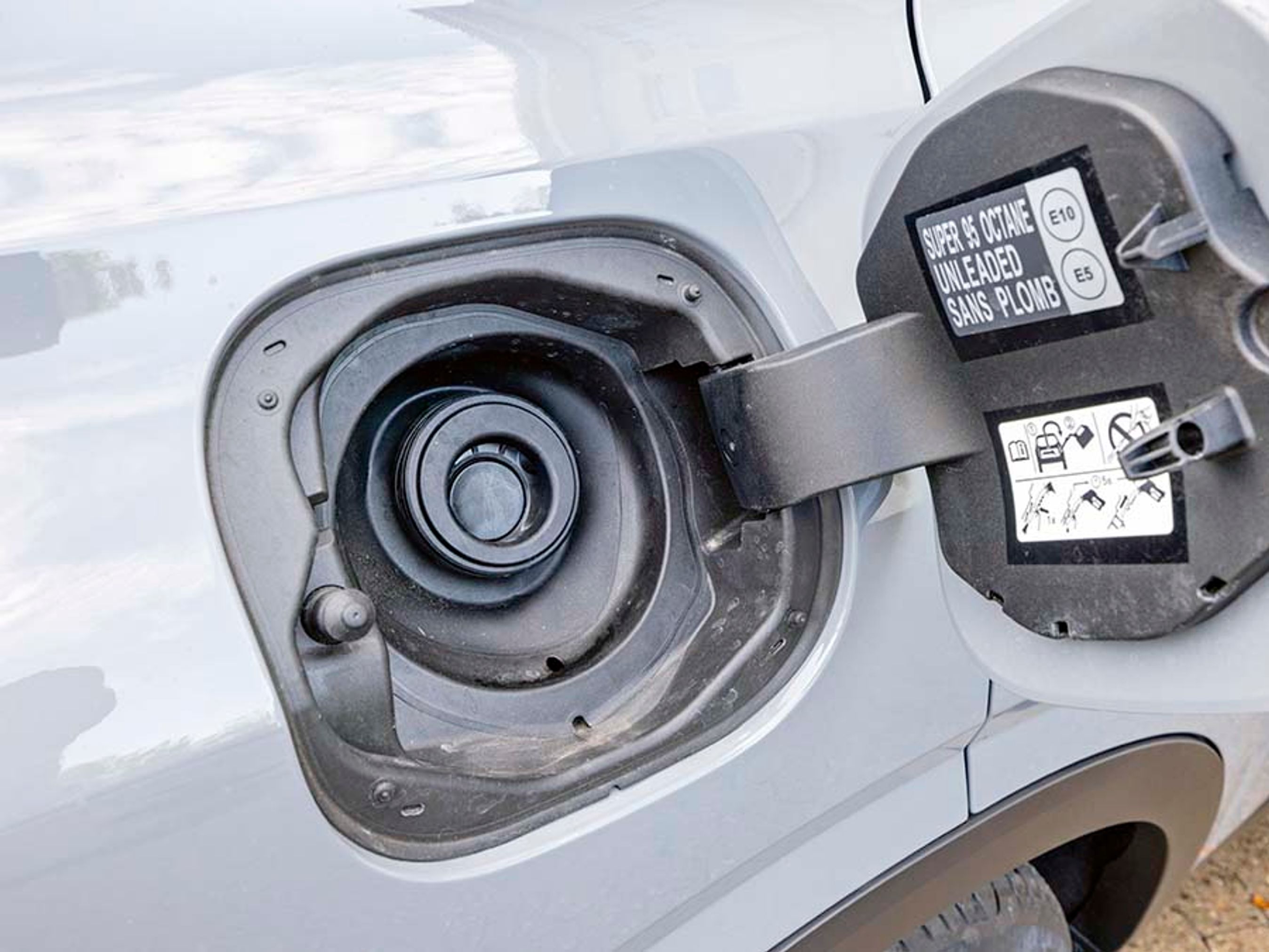 Der er intet benzindæksel. Slut med at få benzin og snavs på fingrene.