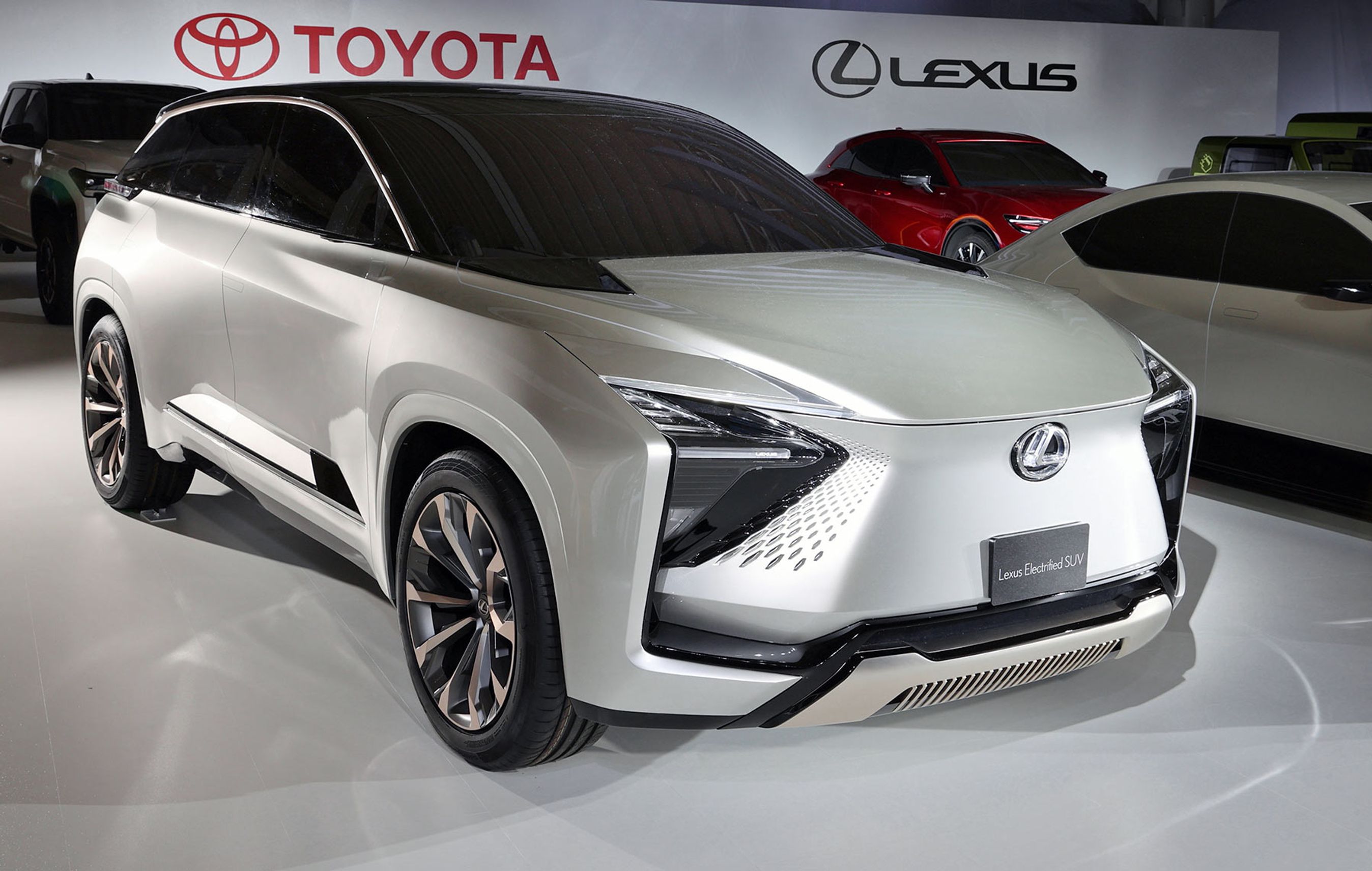 Lexus Electrfied SUV er en stor SUV – nok på størrelse med RX. Navnet kunne tolkes som om, det ikke er en ren batteri-elbil.