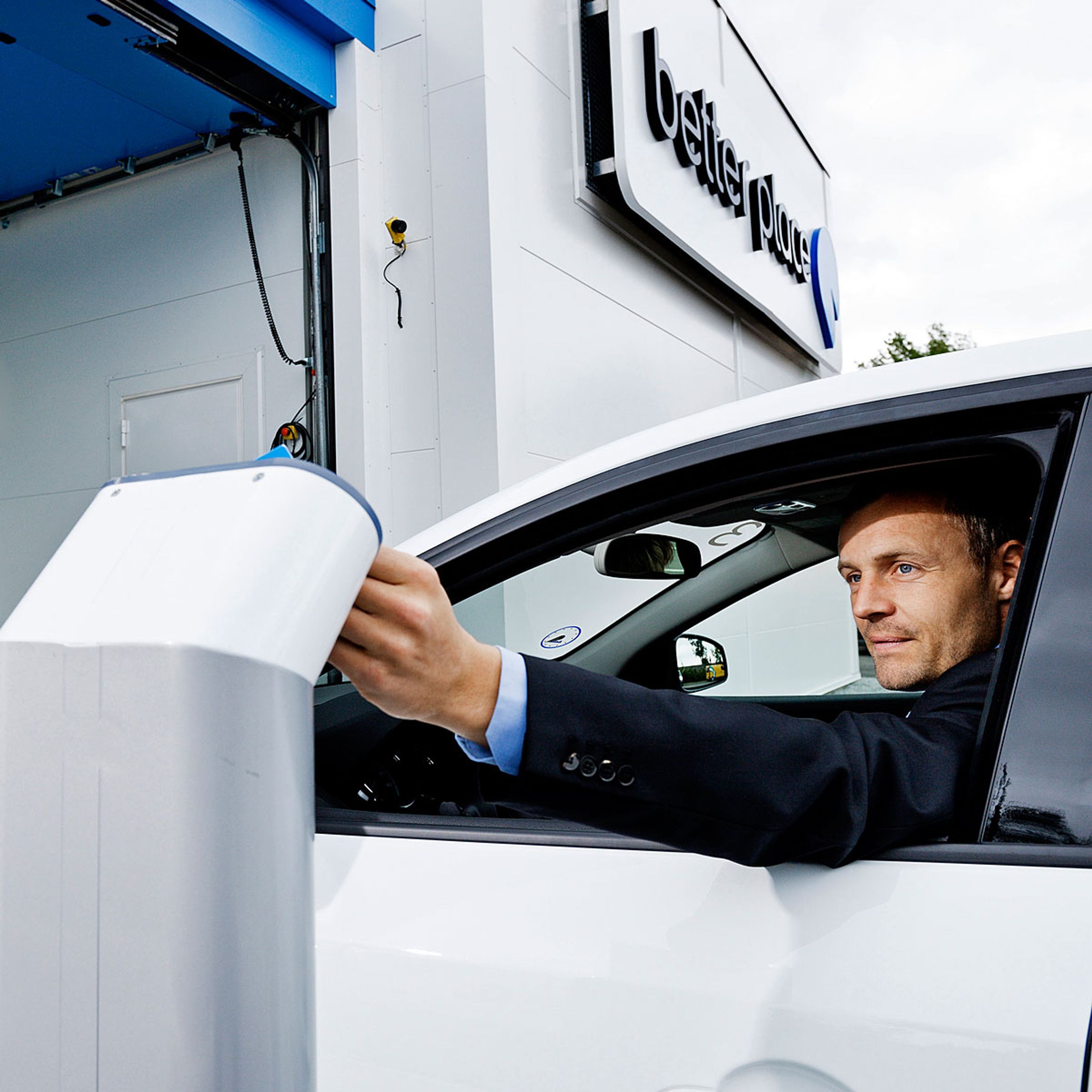 Bilejeren identificerer sig med et chipkort ved indkørslen. Så går porten til hallen op.