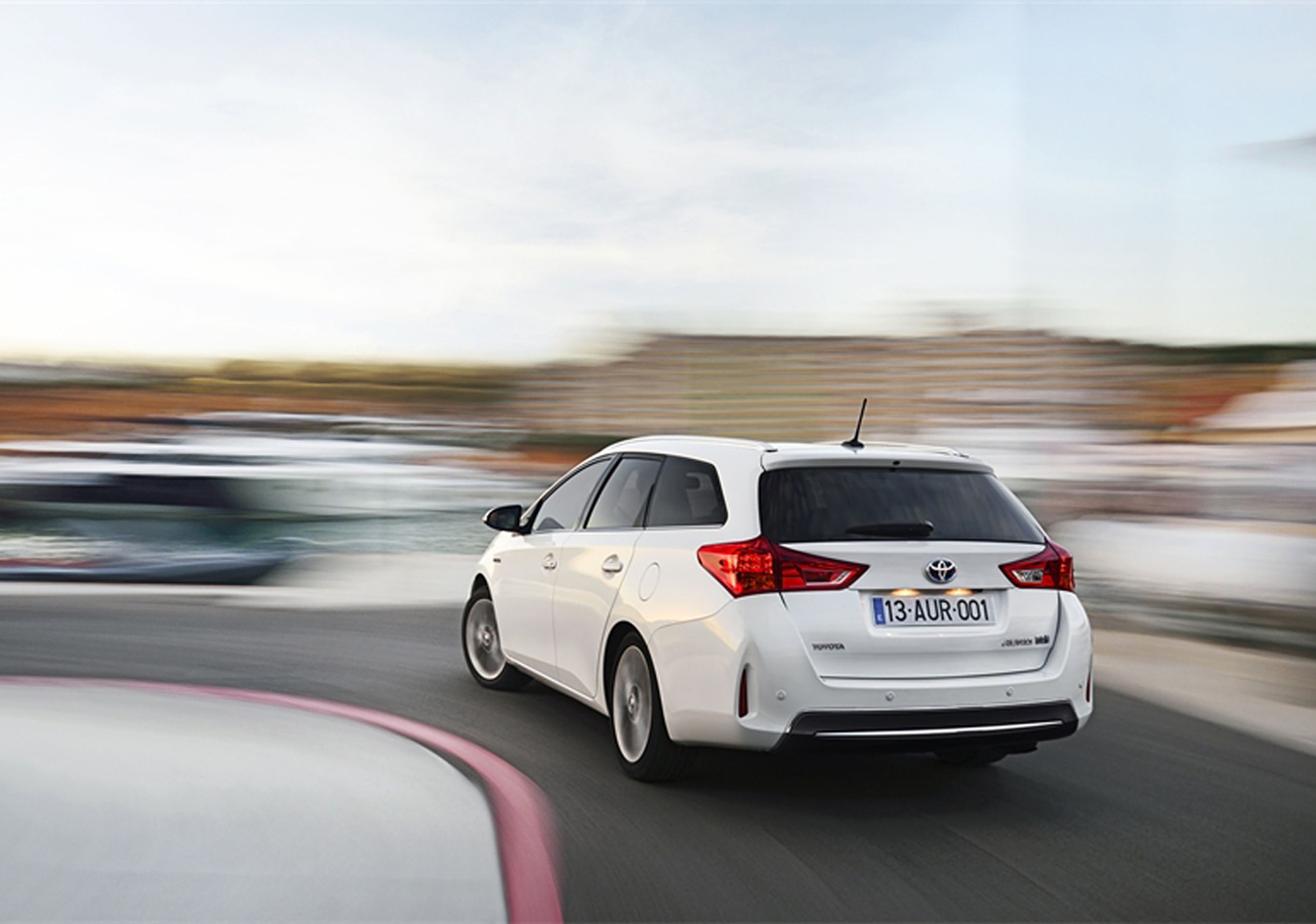 Designet på Toyota Auris stationcar er markant og med spændende baglygter og flotte linjer langs siden.