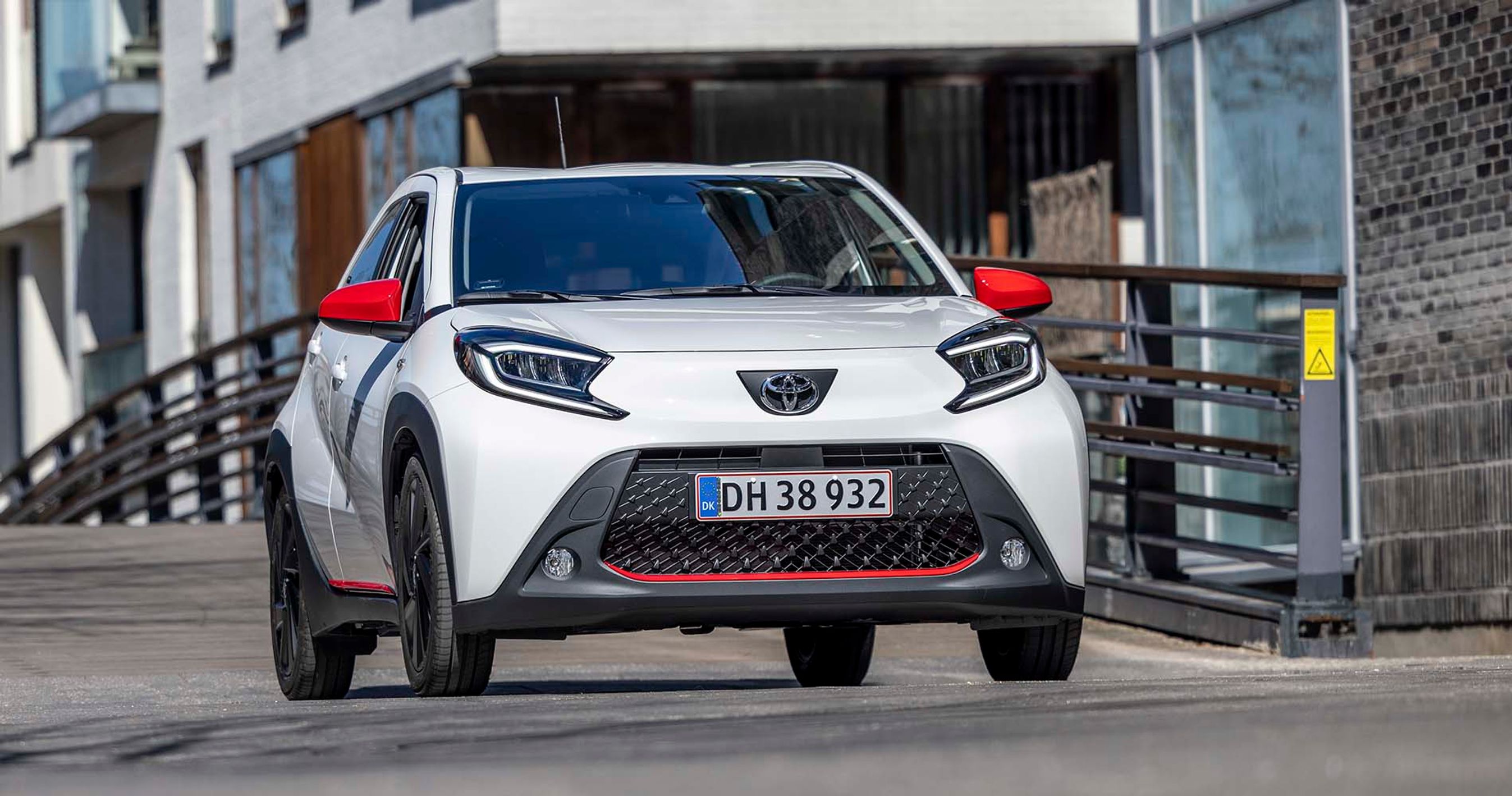 Toyota Aygo X set forfra