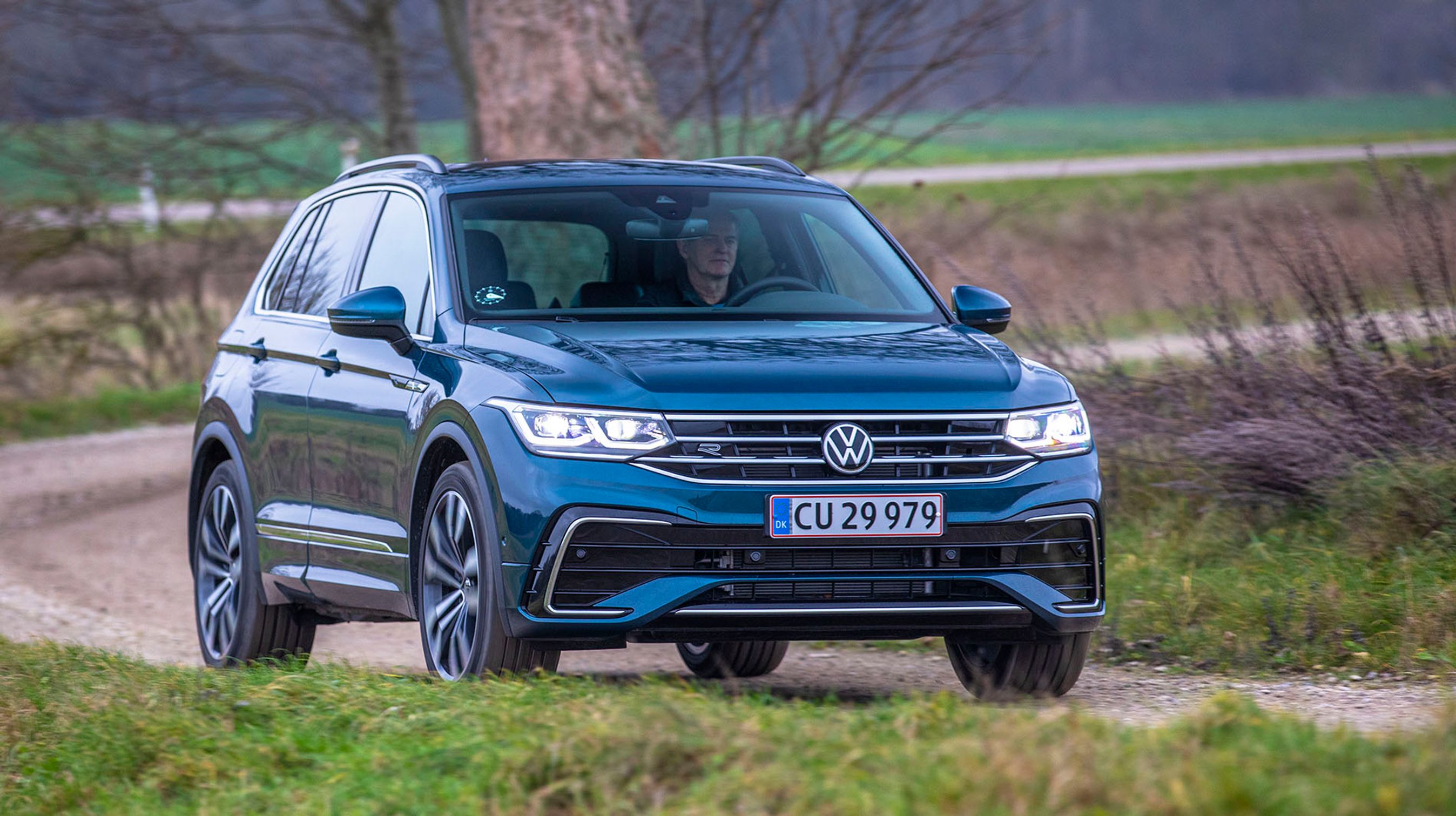Forfra er grillen gjort bredere, og det nye VW-logo er placeret i midten, hvor det virker som skærm for den indbyggede radar.