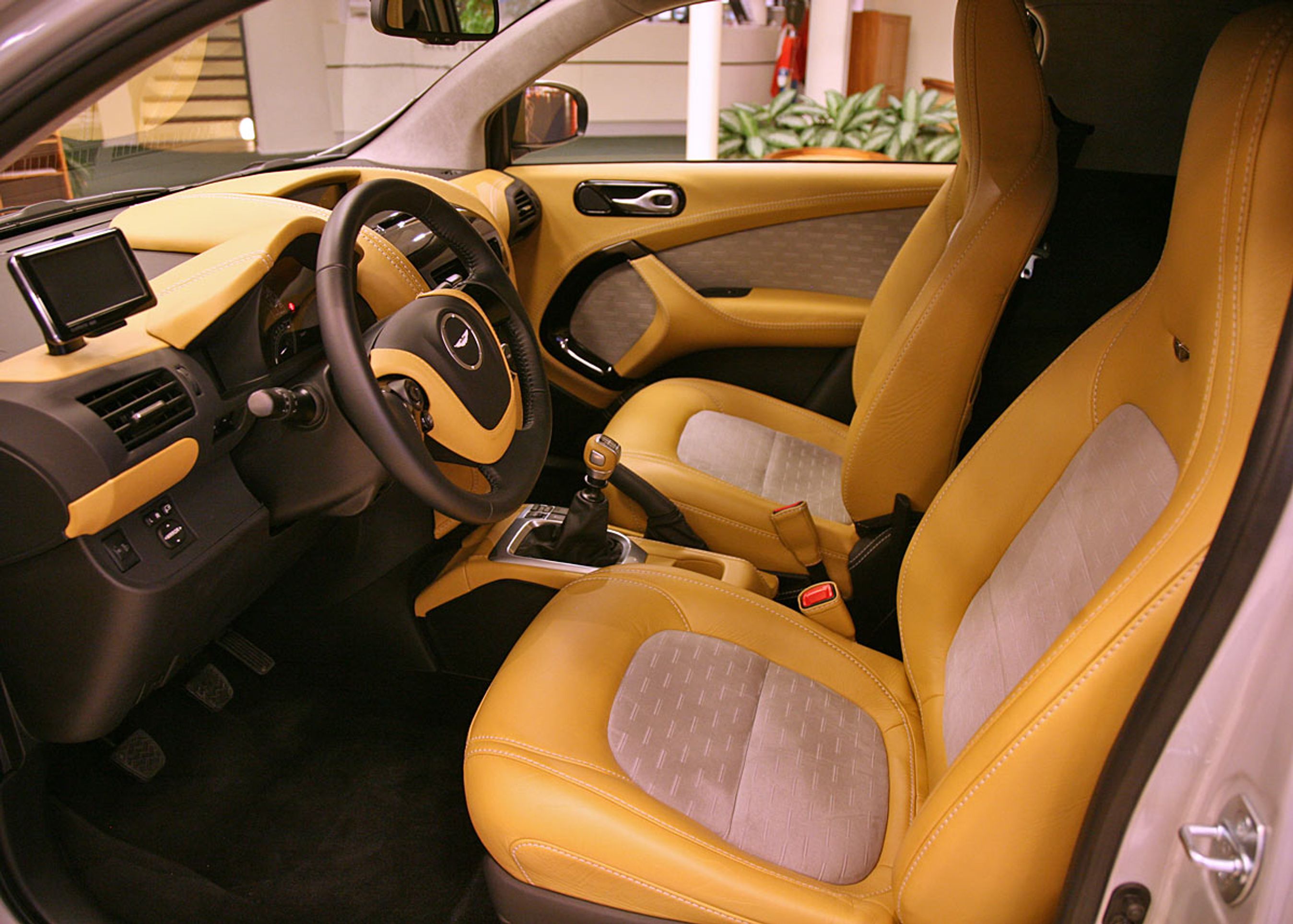 Den håndsyede læderkabine og øvrige materialer fejler bestemt ikke noget, og kunden kan helt frit vælge materiale og farve, men med omkring 400.000-500.000 kr. for en læderkabine er den da også betalt.