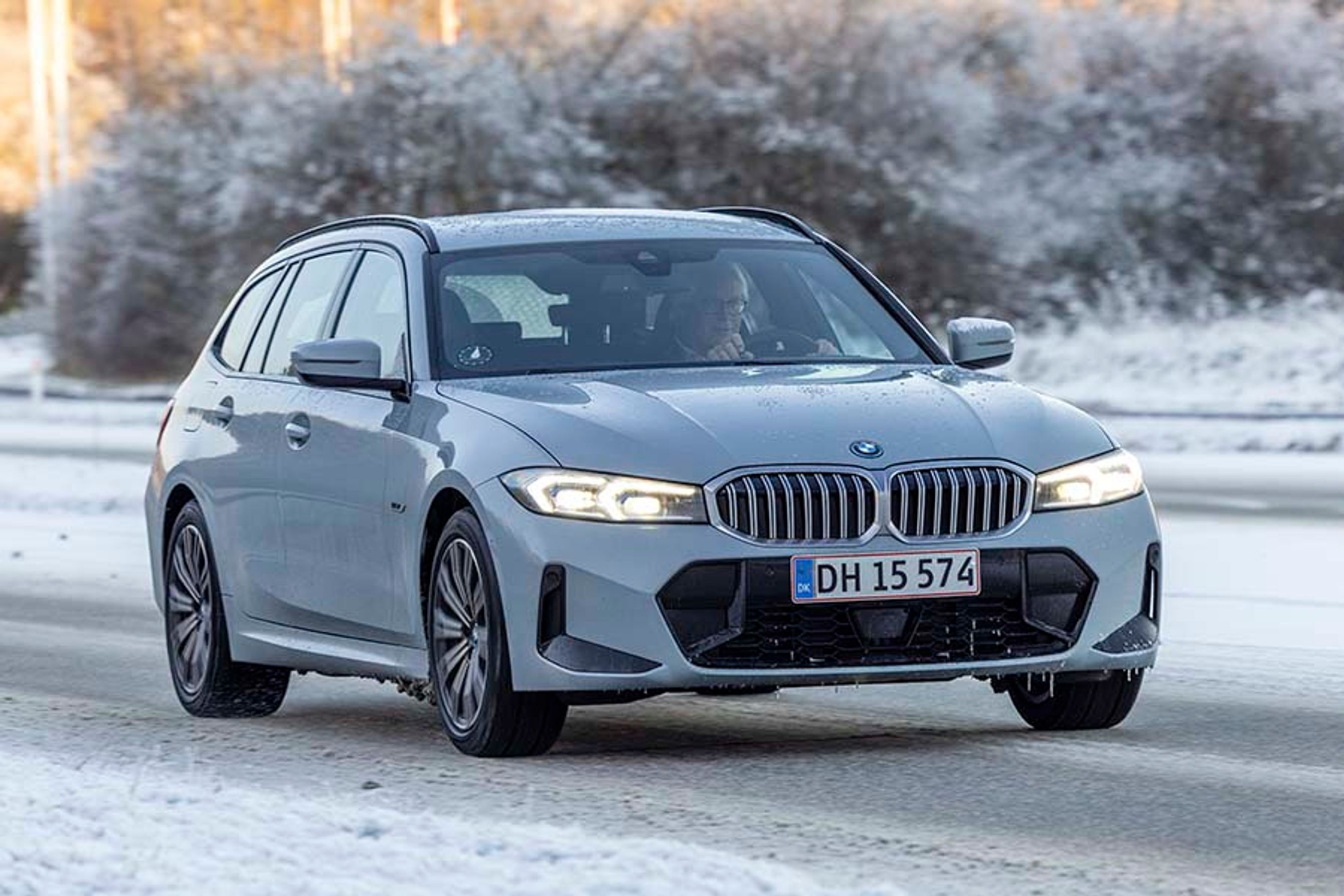 Der er kommet små forandringer på fronten, især fokuseret omkring kølergrillen, der kaldes nyrerne, fordi de tidligere var smallere og lignede formen på et menneskes nyrer. 