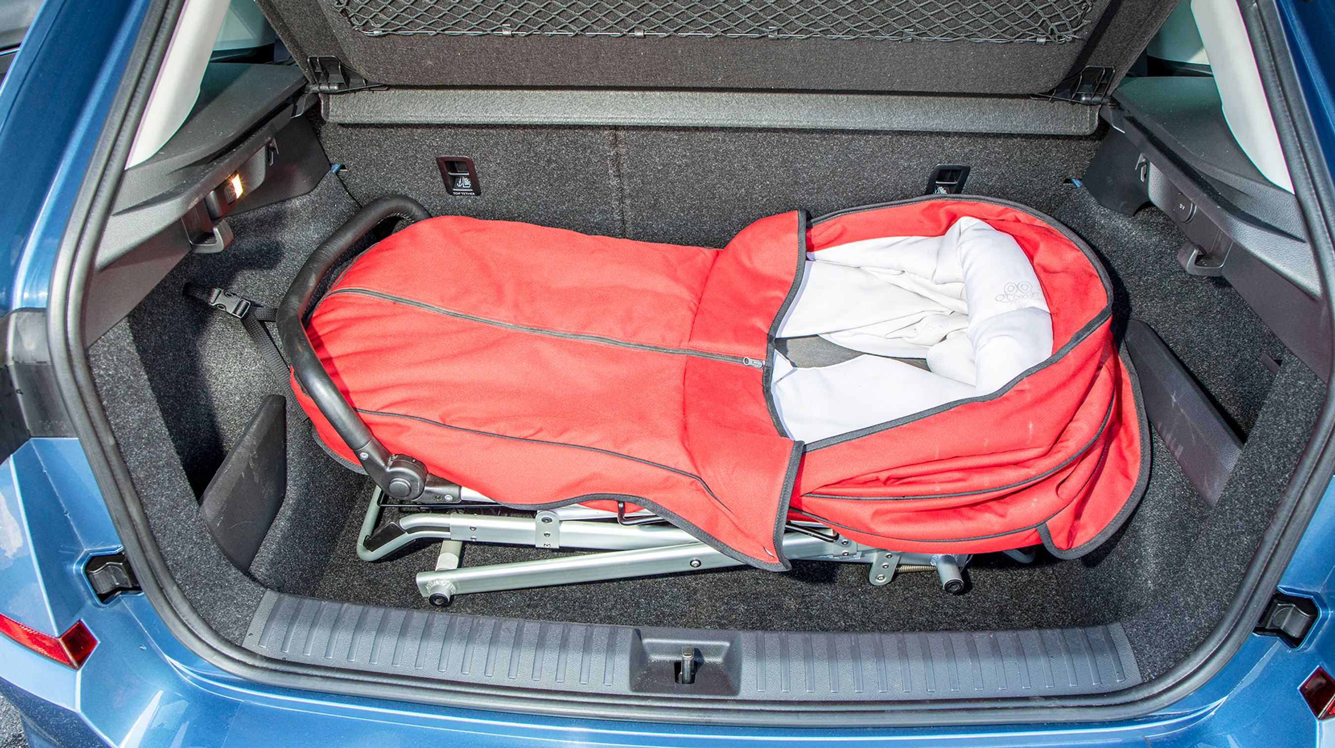 Bagagerummet rummer 400 liter og sluger nemt en barnevogn. Der er ikke justerbar bund, men til gengæld mange praktiske detaljer såsom poseholdere, lommelygte og diverse net.