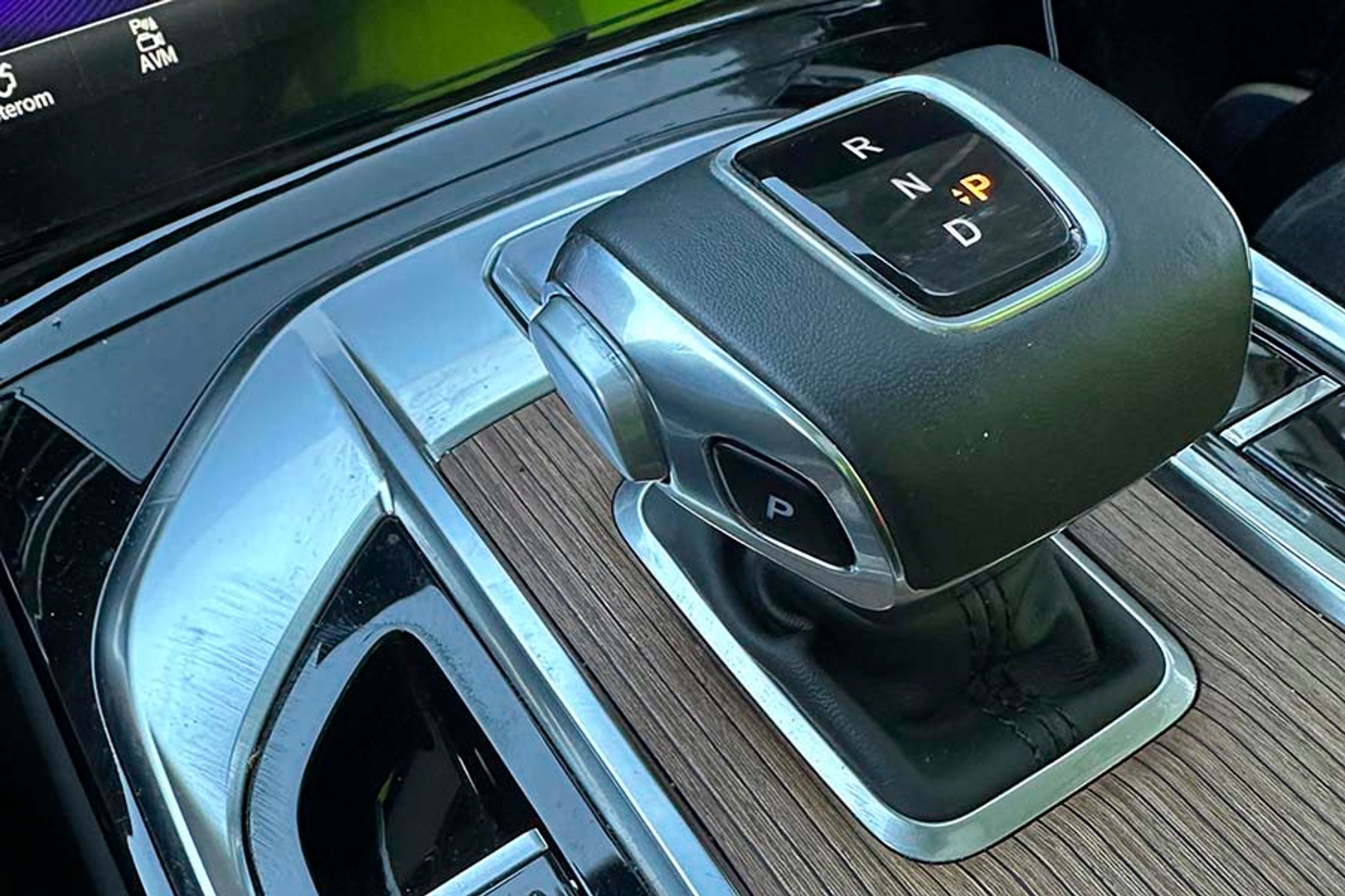 Gearvælgeren er placeret på noget, der næsten ligner dækket på en båd, og den er meget let at betjene. Men pas på –bilen går ikke selv i P, når førerdøren åbnes …