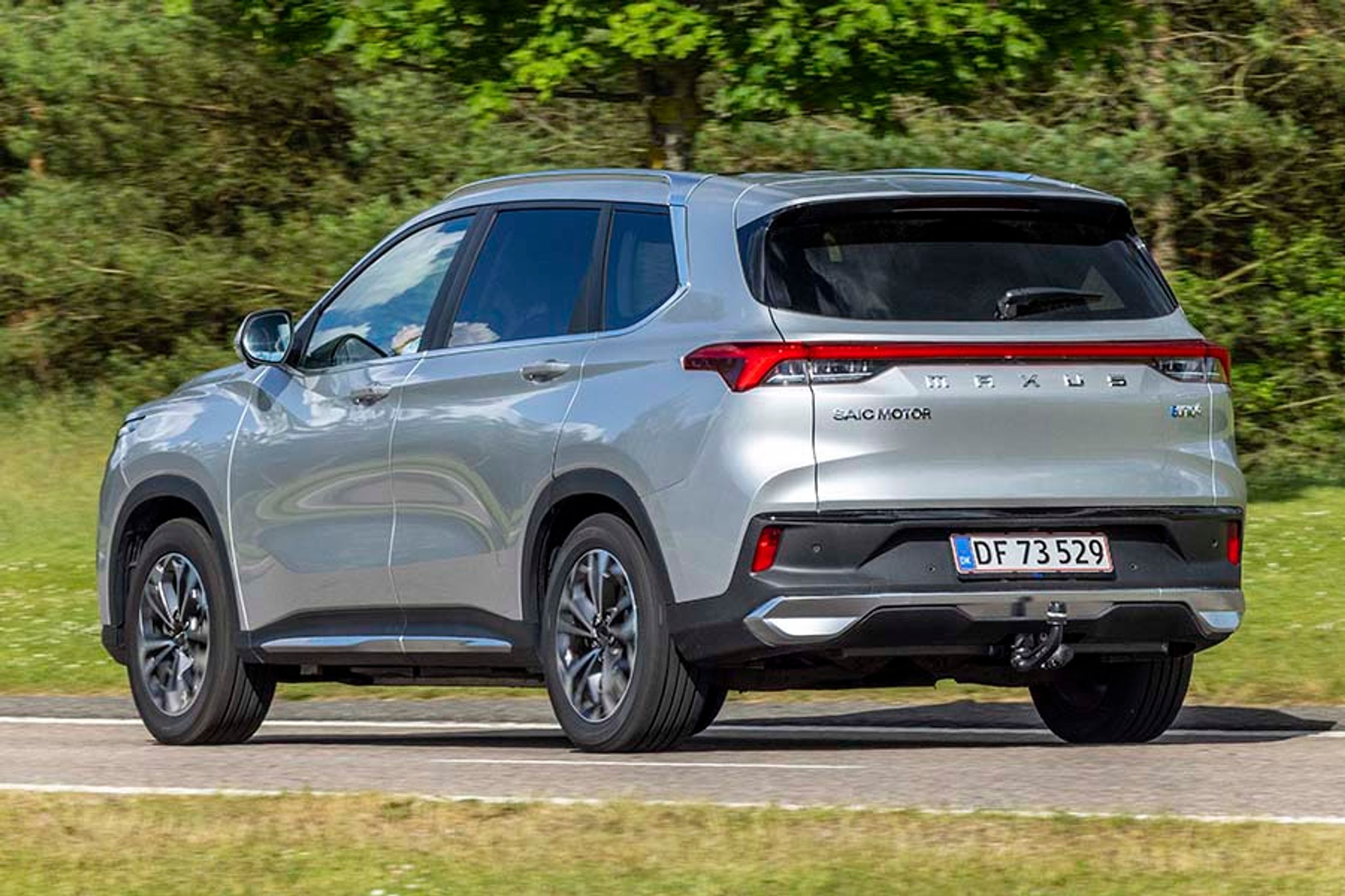 Kører man bag bilen, er man ikke i tvivl om, hvad det er for en. For der er tre enorme skilte bag på bilen i hver sin skrifttype: SAIC MOTOR (fabrikken der bygger bilen i Kina), MAXUS (Navnet på bilmærket) og endelig Euniq 6 (navnet på bilmodellen). Det kunne godt være gjort flottere.