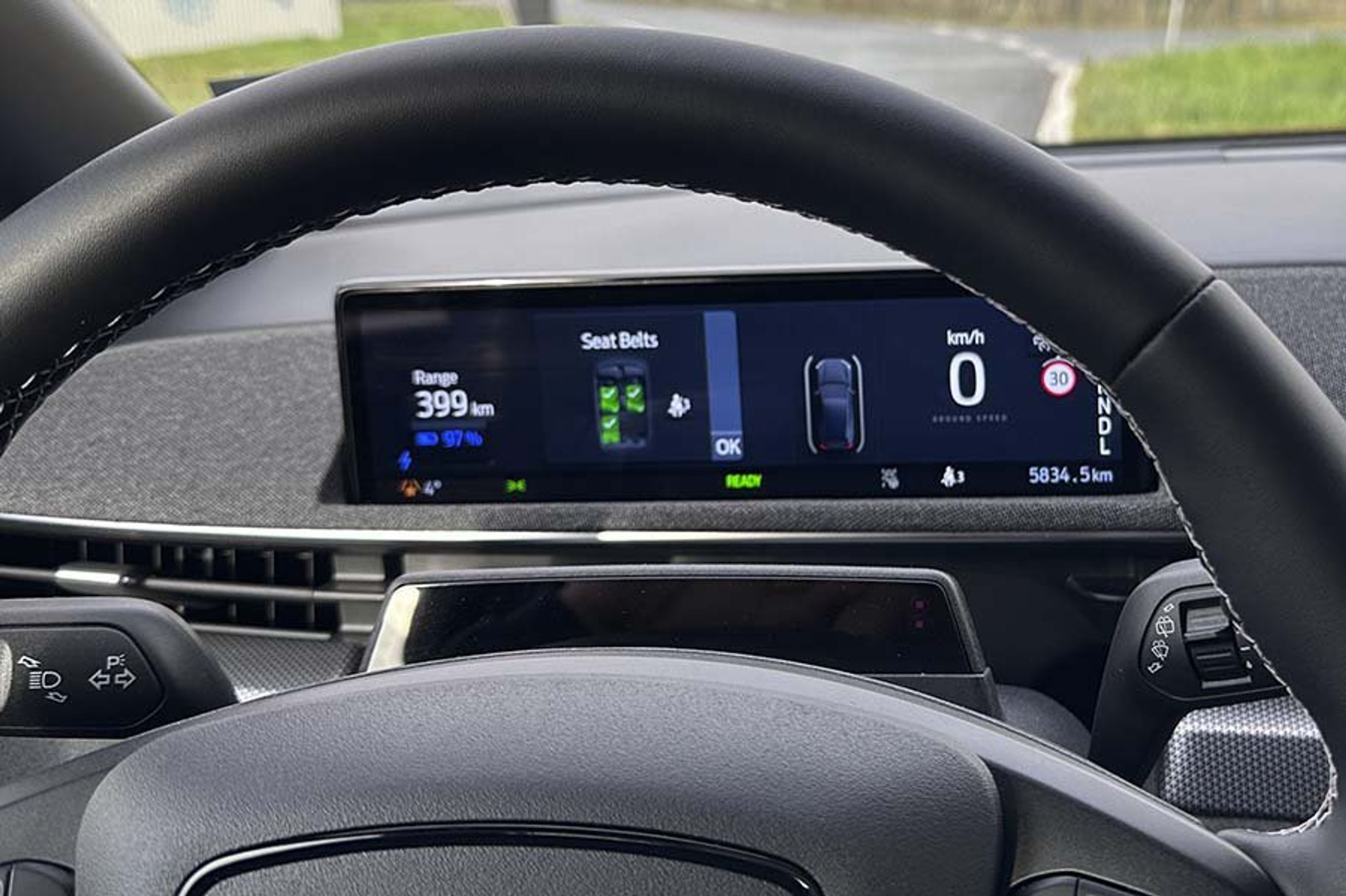 Kamera ved rattet holder øje med, at føreren ser ud af forruden i en Ford Mustang E-Mach