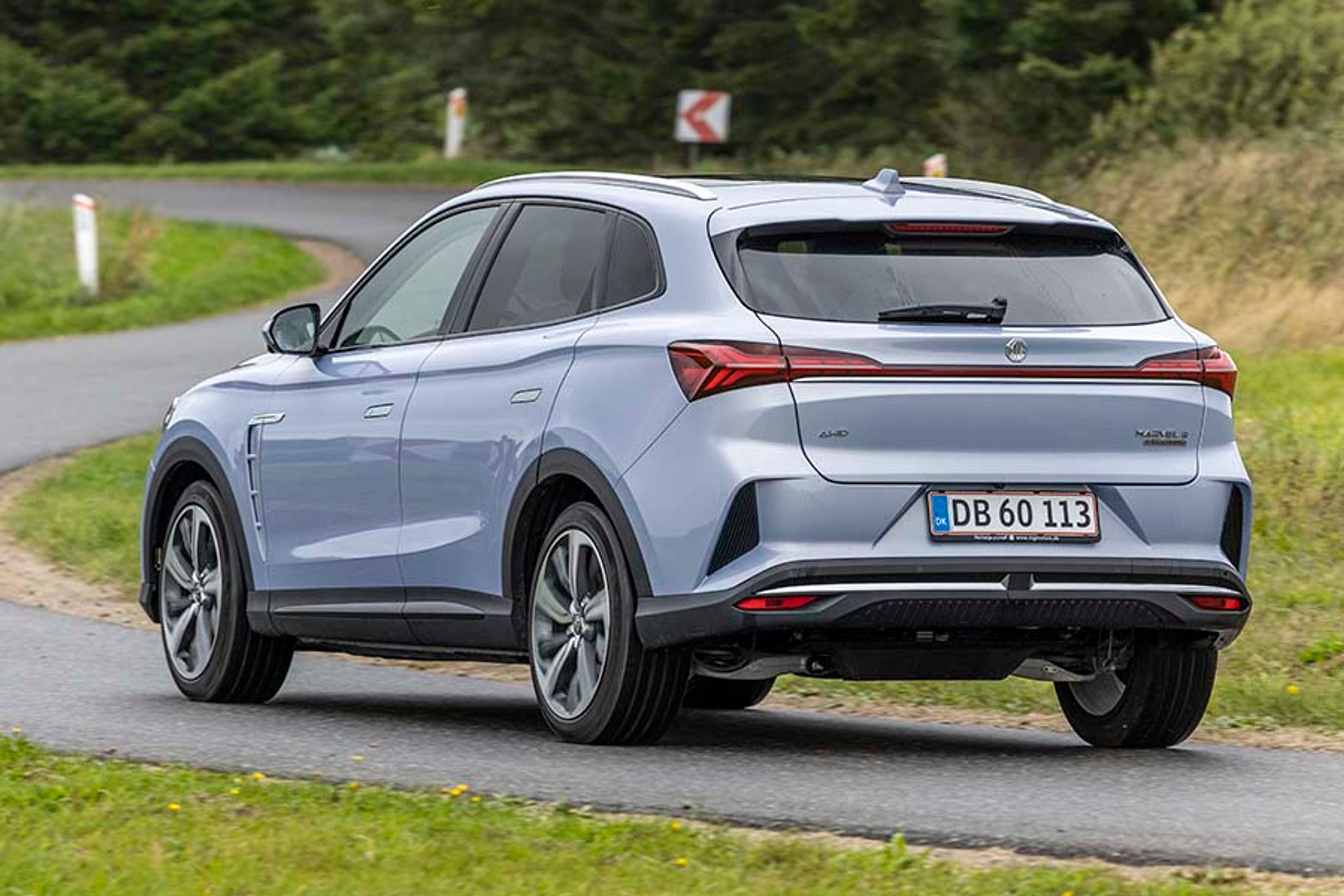 Formen på bilen virker ret europæisk, og med baglygter, der løber i hele bilens bredde, er bilen let at genkende på vejen.