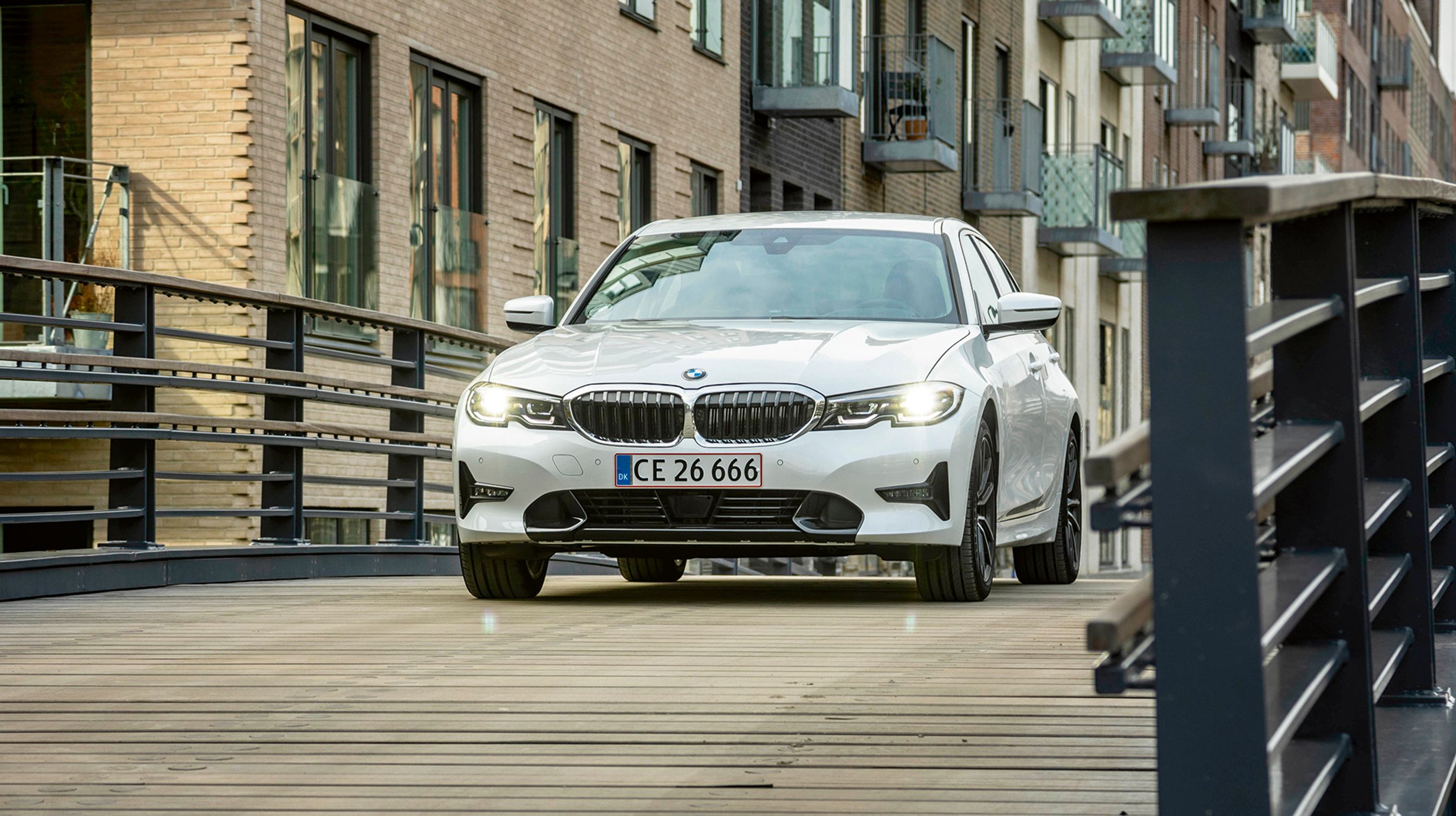 I første omgang fås 3-serien kun som firedørs sedan, men senere i år dukker den også op som stationcar.